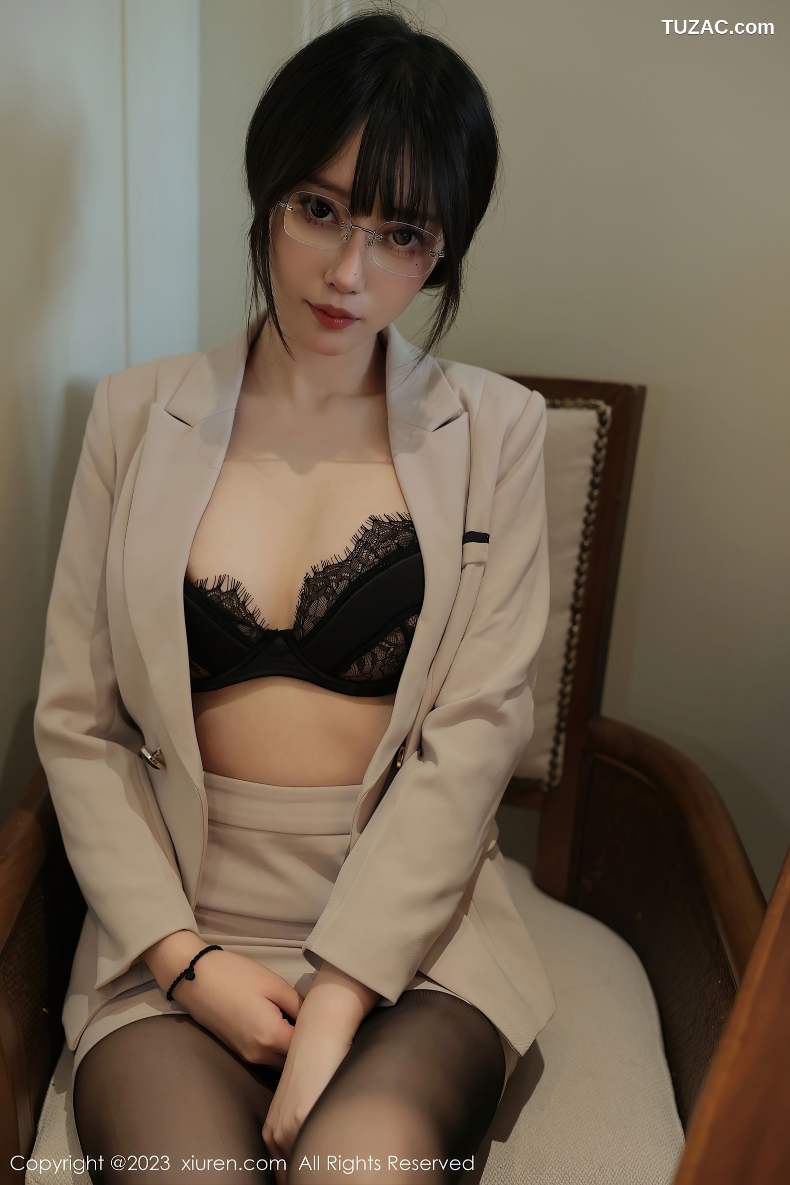 XiuRen秀人网-6428-玥儿玥er-浅色Ol服饰黑色蕾丝内衣超薄黑丝-2023.03.17