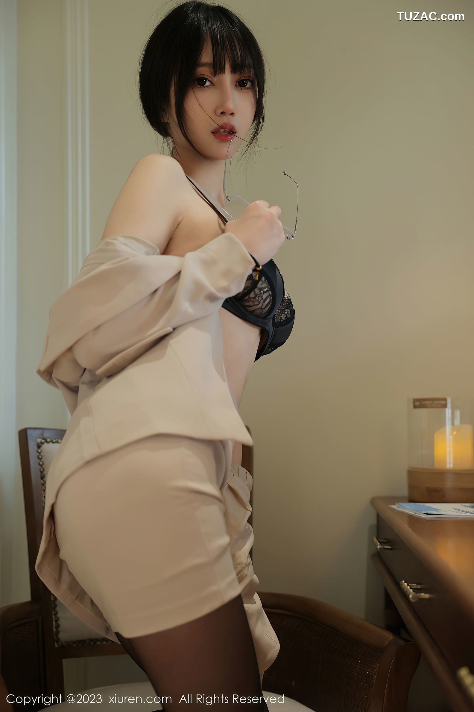 XiuRen秀人网-6428-玥儿玥er-浅色Ol服饰黑色蕾丝内衣超薄黑丝-2023.03.17
