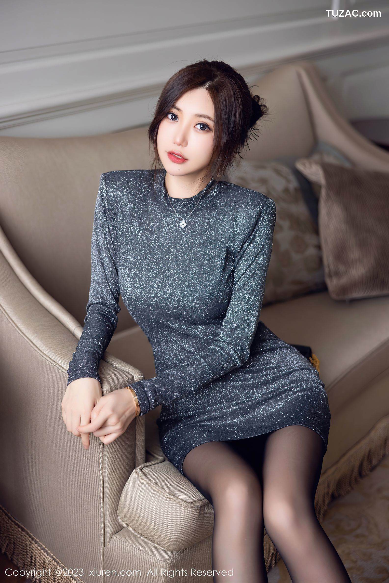 XiuRen秀人网-6431-绮里嘉Ula-灰色服饰超薄黑丝-2023.03.17