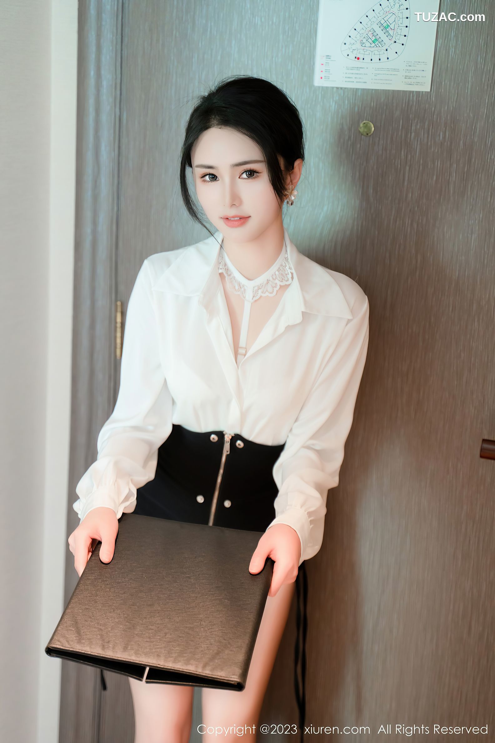 XiuRen秀人网-6520-艾希儿-白T黑短裙白色蕾丝内衣-2023.04.04