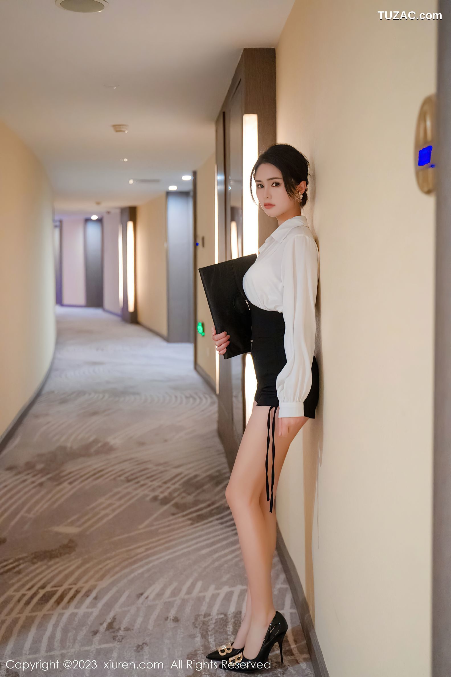 XiuRen秀人网-6520-艾希儿-白T黑短裙白色蕾丝内衣-2023.04.04
