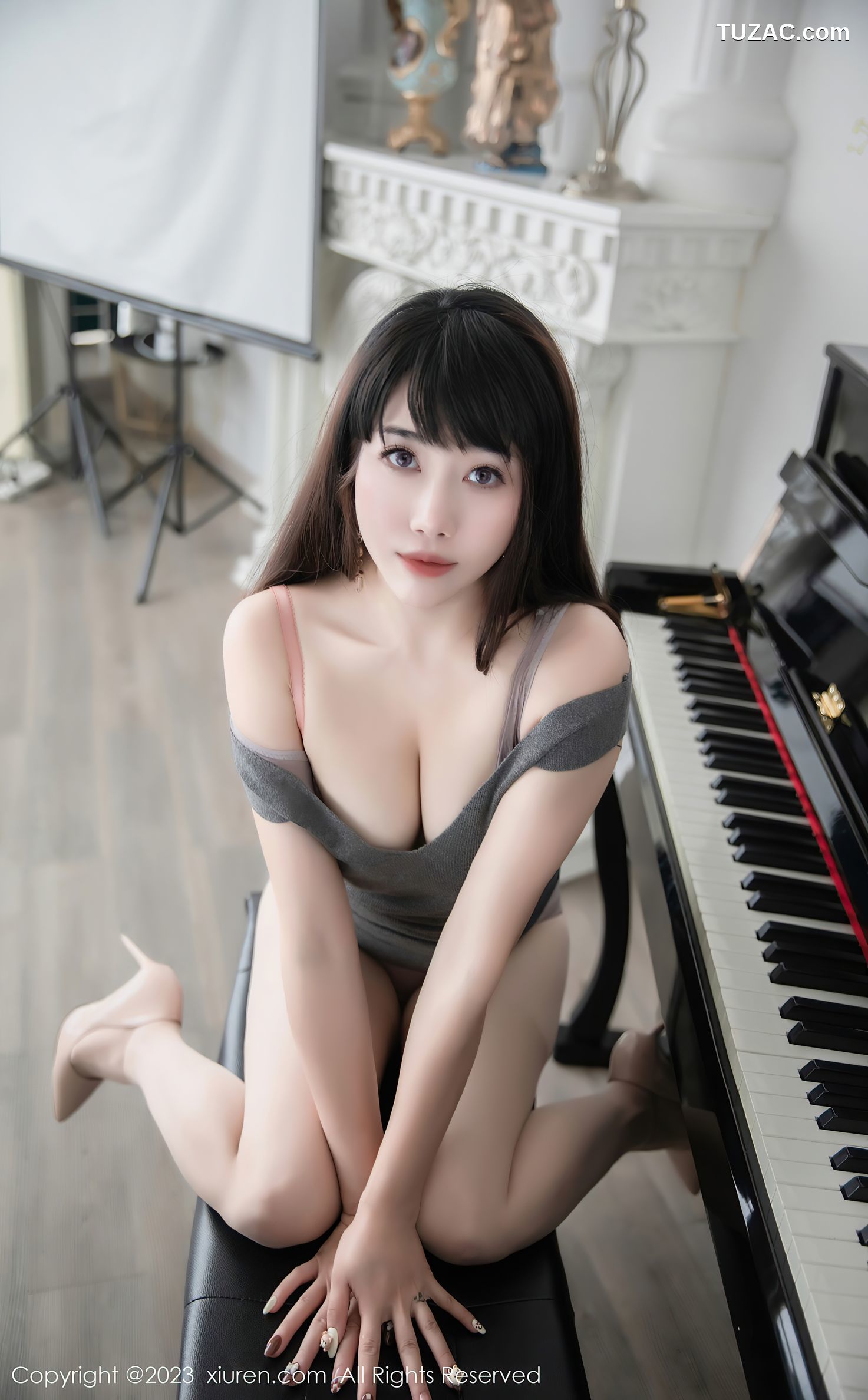 XiuRen秀人网-6532-严利娅Yuliya-钢琴师角色灰色连身短裙-2023.04.07