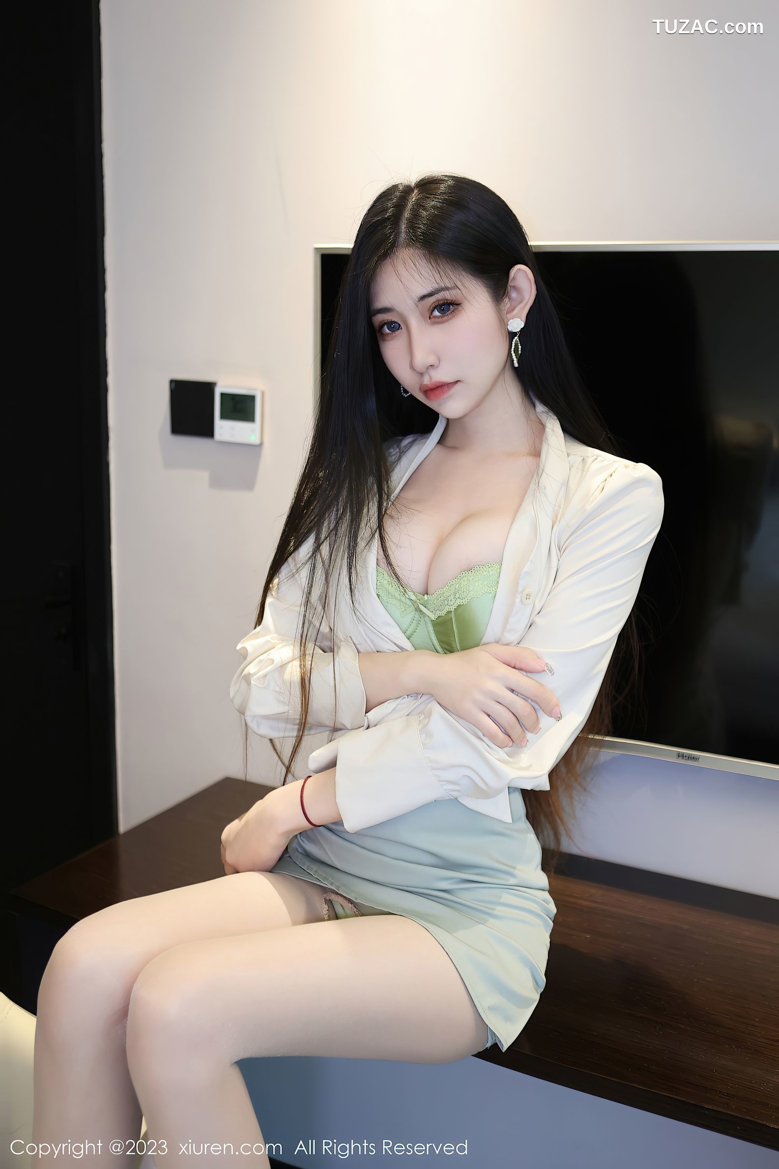 XiuRen秀人网-6547-依娜Yina-浅色上衣灰绿短裙蕾丝内衣-2023.04.10