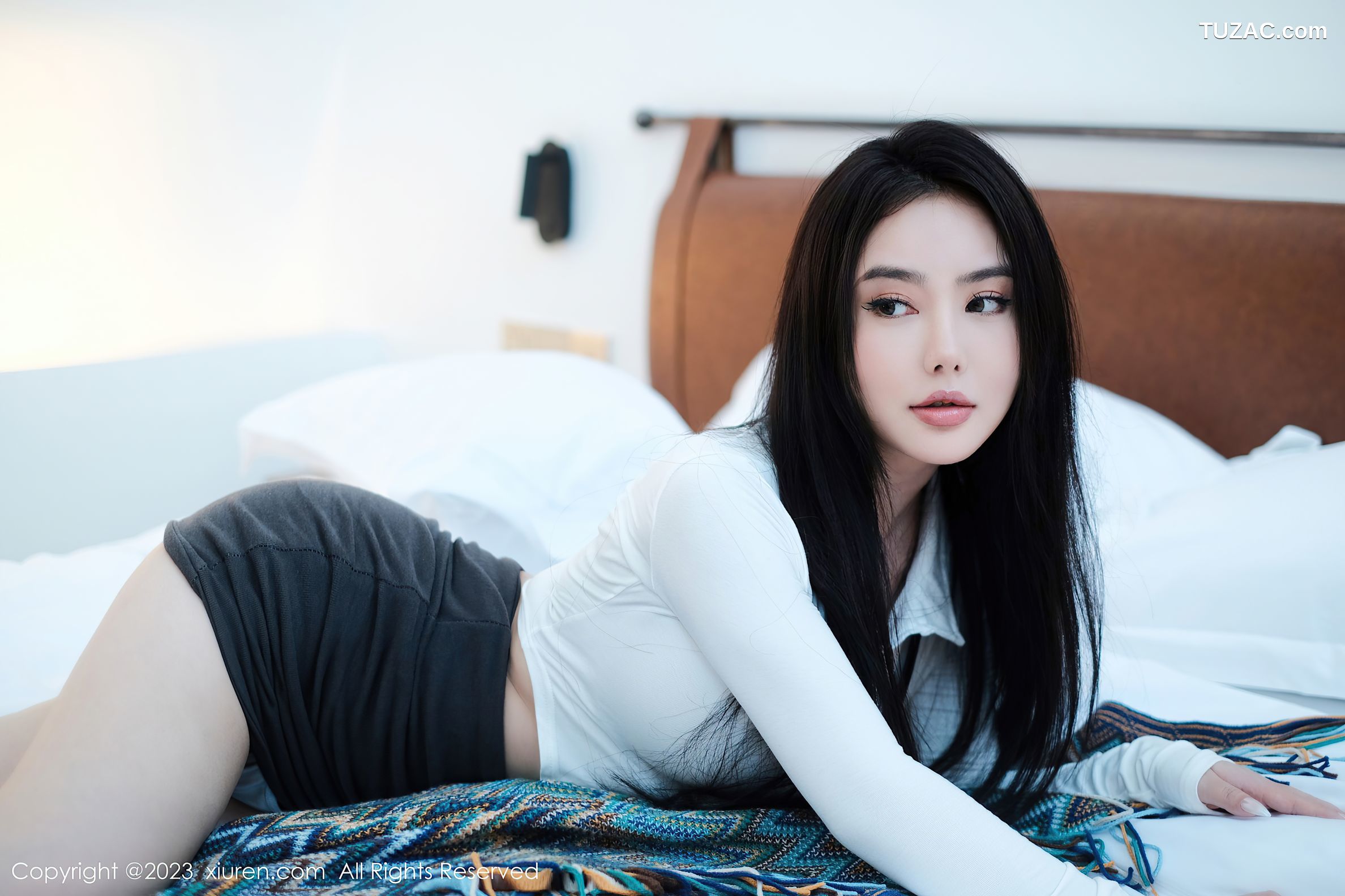XiuRen秀人网-6553-玛鲁娜Manuela-性感白T灰色短裙-2023.04.11