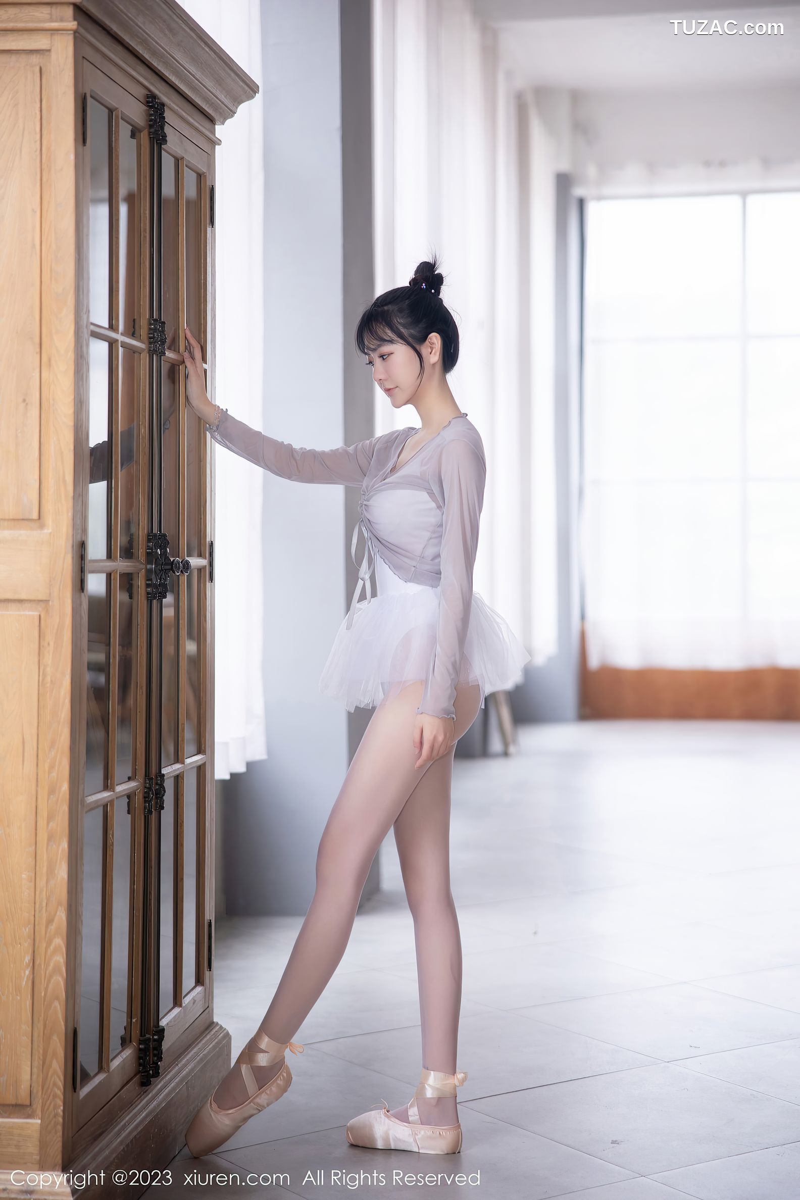 XiuRen秀人网-6592-谢小蒽-淡灰色芭蕾舞裙白色丝袜-2023.04.18