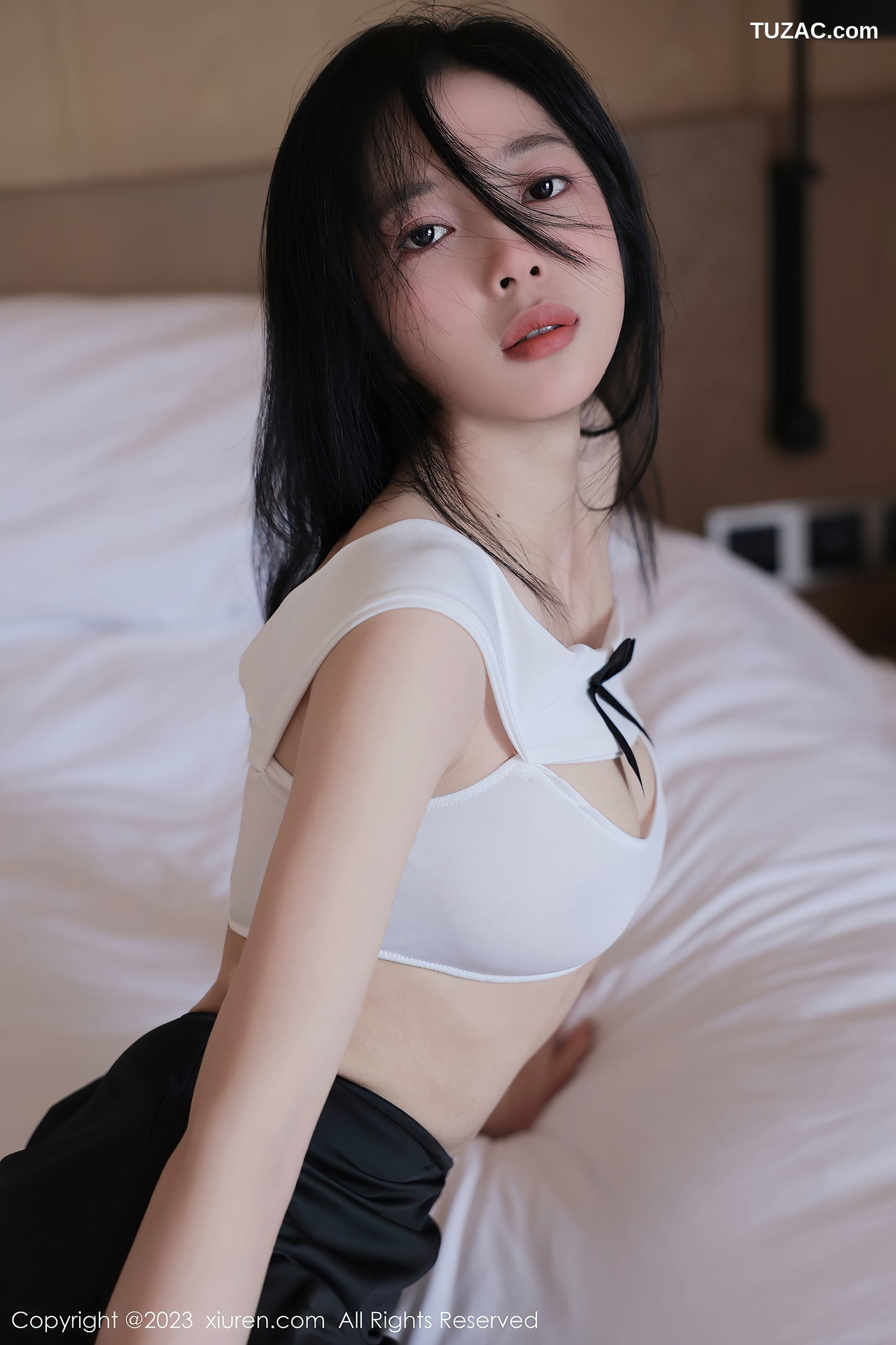 XiuRen秀人网-6743-茜茜Kimi-白色短款衣黑短裙黑丝吊带袜-2023.05.16
