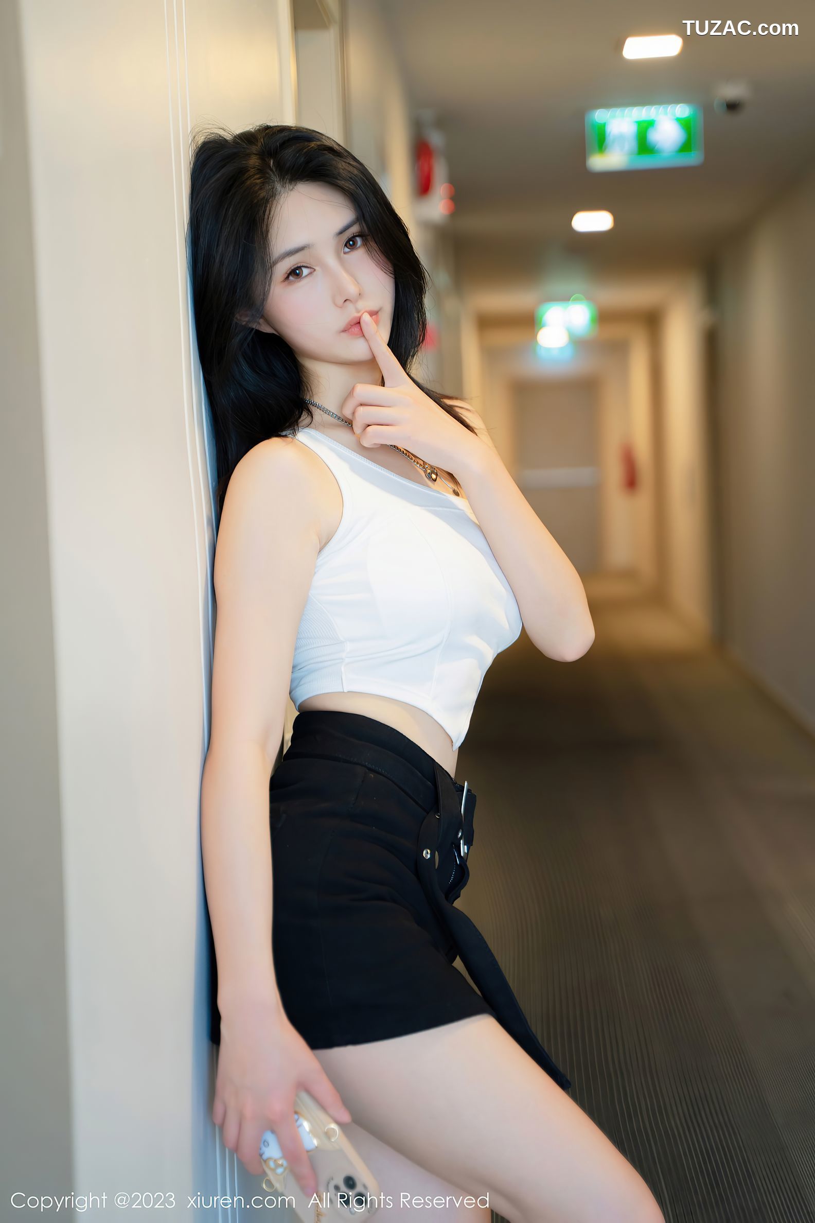XiuRen秀人网-6798-艾希儿-户外性感白色上衣黑短裤-2023.05.25