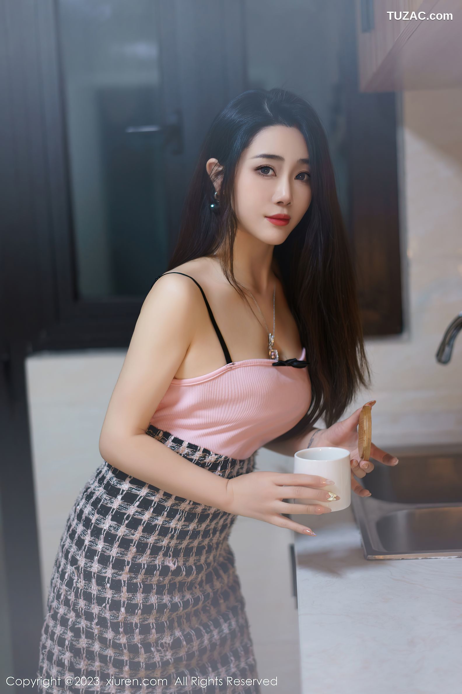 XiuRen秀人网-6799-严利娅Yuliya-粉色吊带短裙原色丝袜-2023.05.25