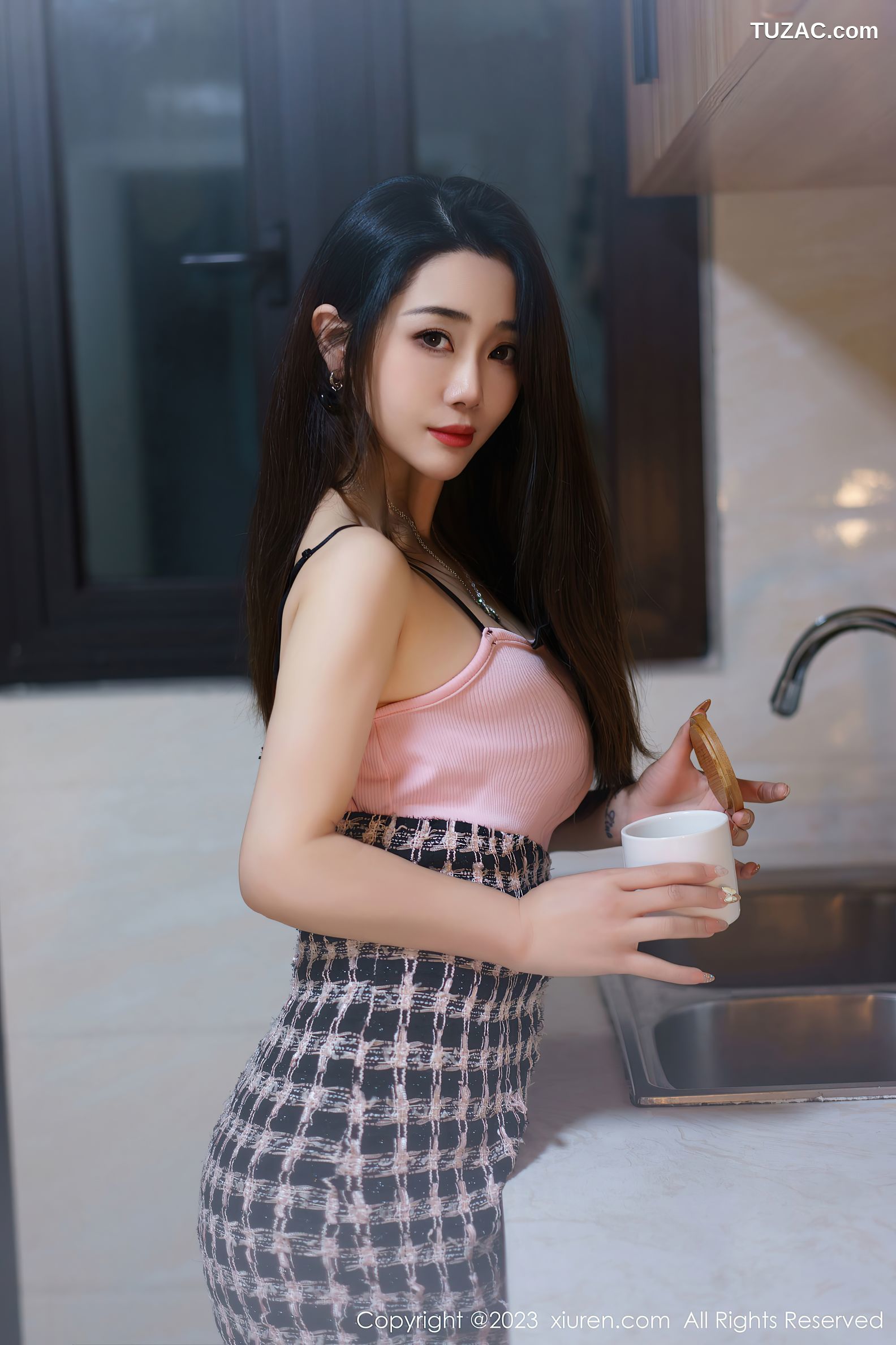 XiuRen秀人网-6799-严利娅Yuliya-粉色吊带短裙原色丝袜-2023.05.25