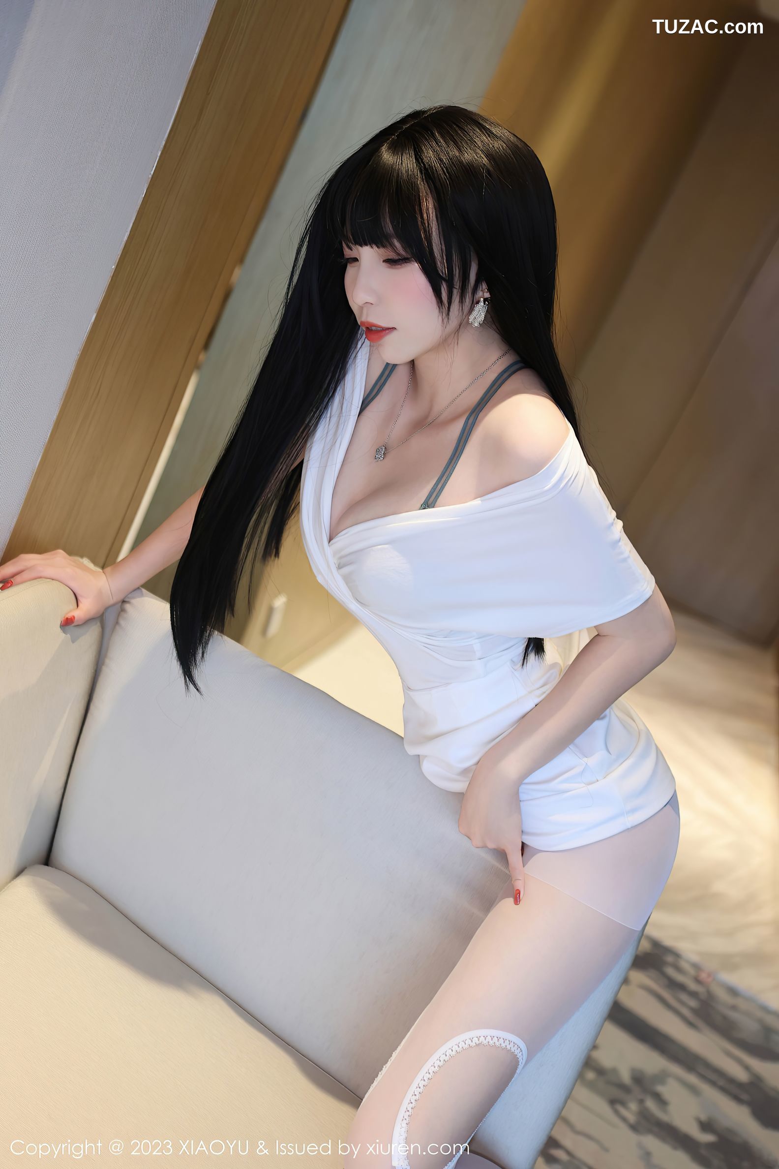 XiuRen秀人网-6897-江七七-白上衣墨绿蕾丝内衣白丝裤袜-2023.06.12