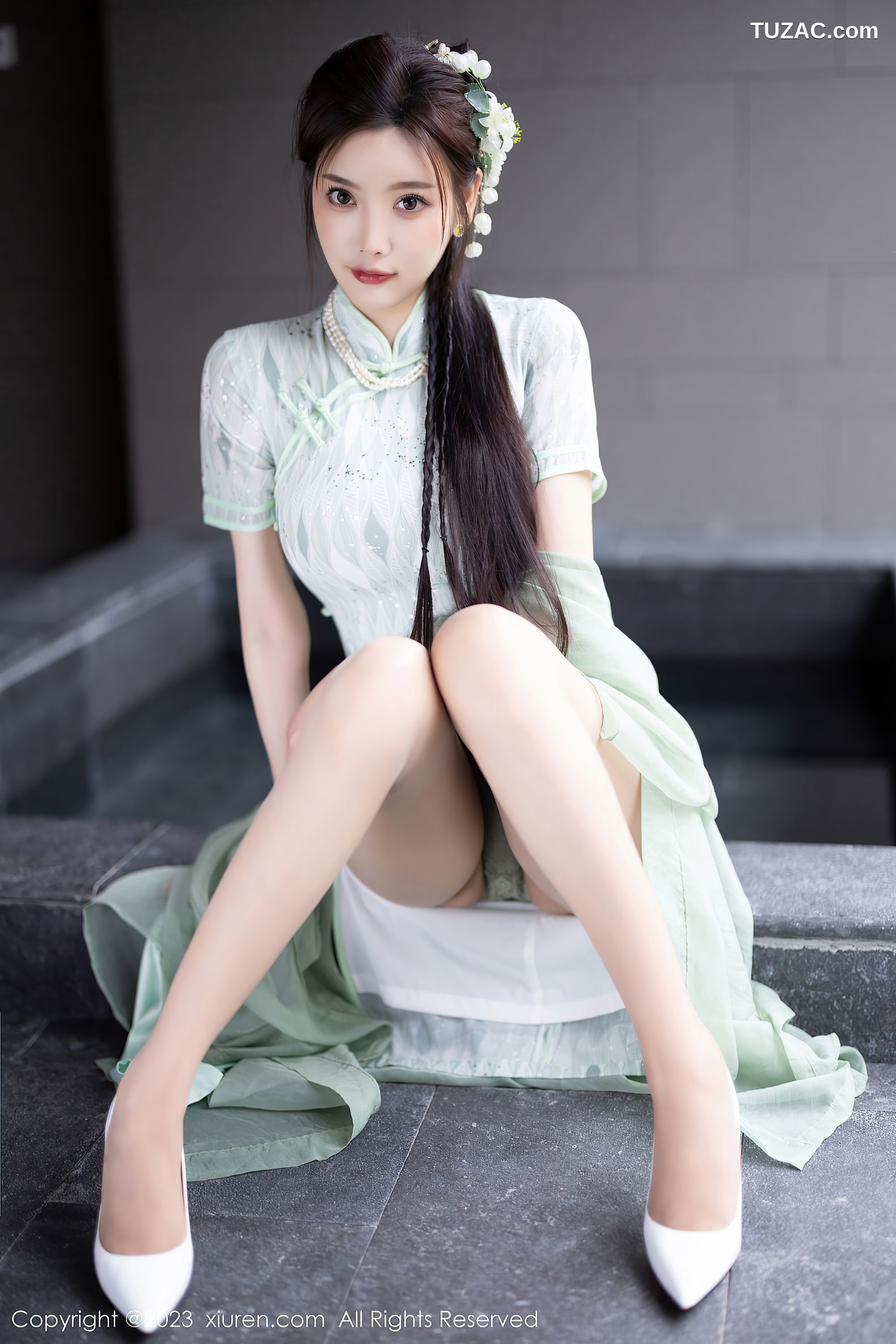 XiuRen秀人网-6983-杨晨晨Yome-淡绿旗袍服原色丝袜-2023.06.27