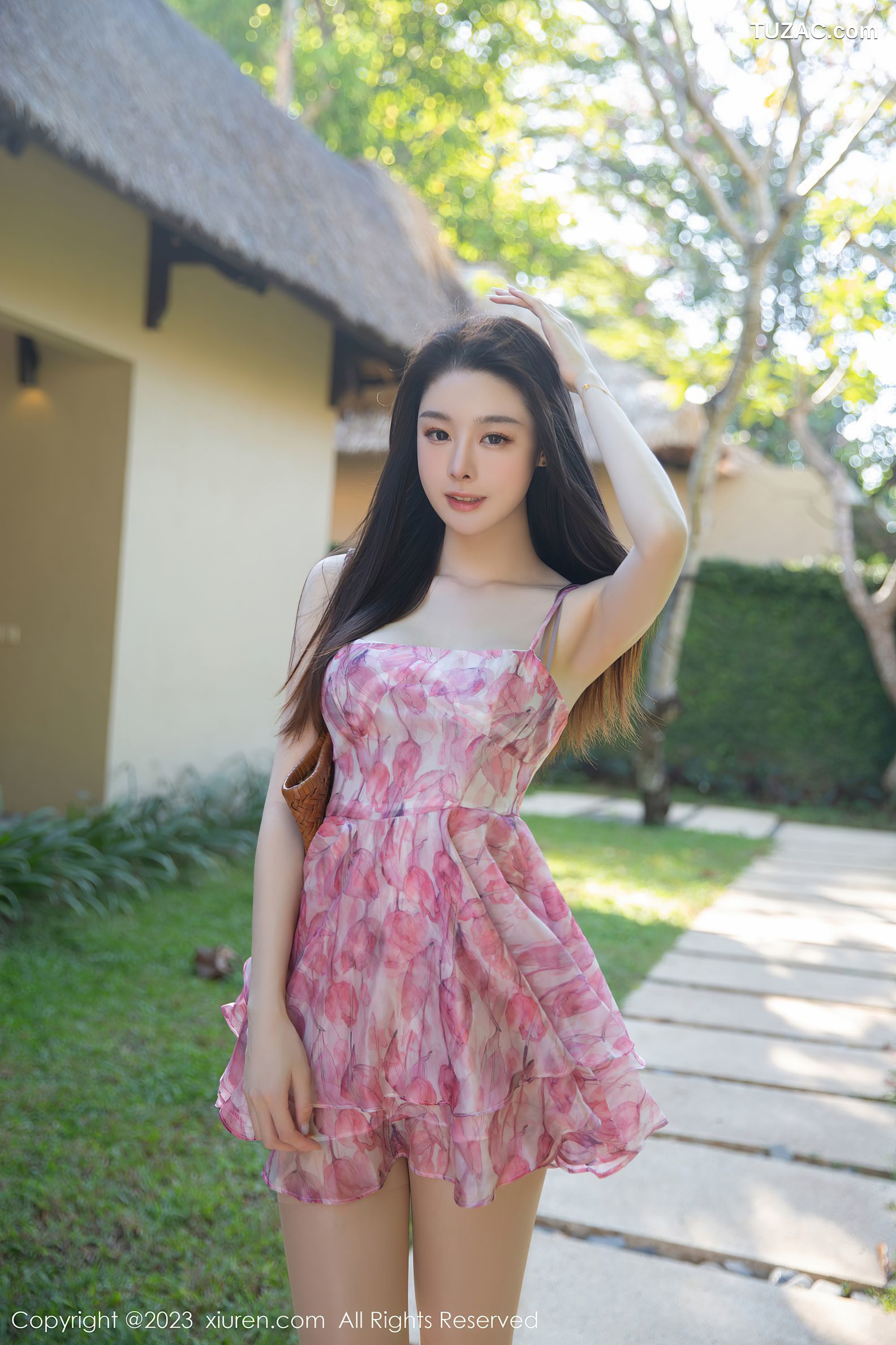 XiuRen秀人网-7006-是小逗逗-粉吊带裙原色丝袜巴厘岛旅拍-2023.06.30
