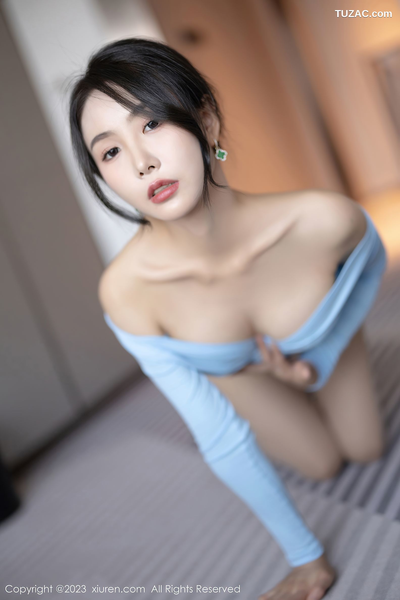 XiuRen秀人网-7053-苏苏阿-淡蓝连衣短裙白色深V死库水-2023.07.10