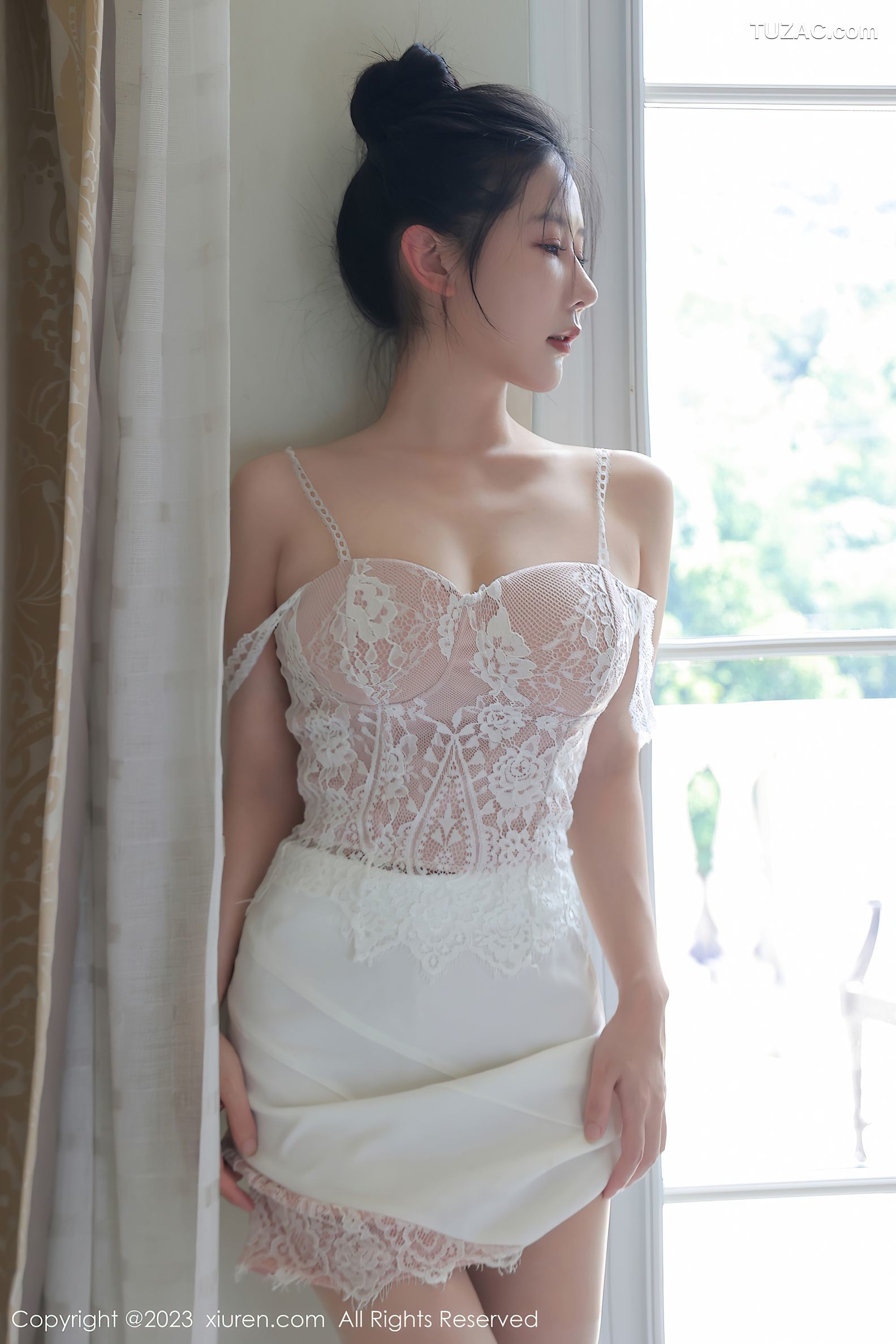 XiuRen秀人网-7124-尹甜甜-白色蕾丝吊带白短裙肉丝-2023.07.24