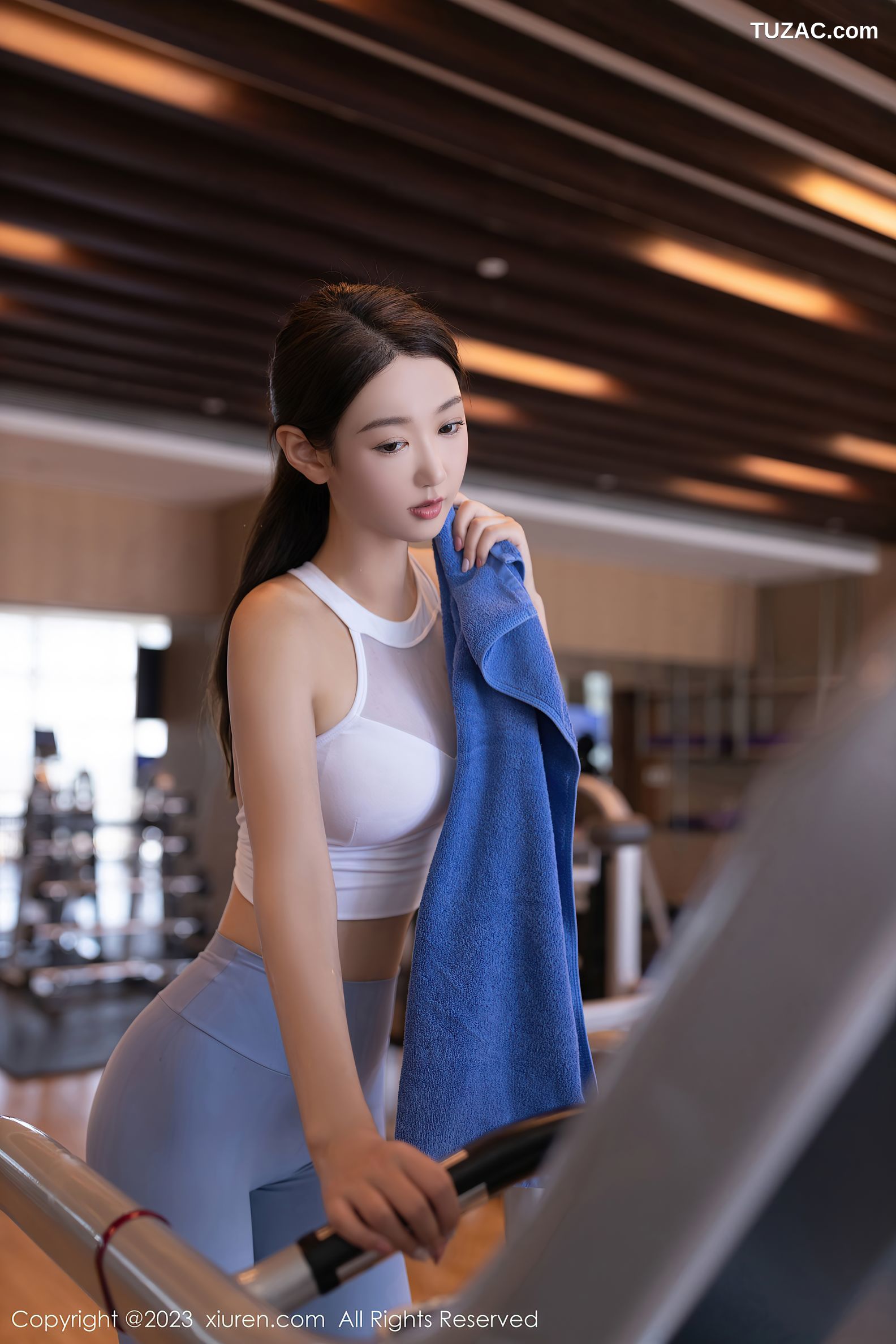 XiuRen秀人网-7197-唐安琪-澳门旅拍-白背心灰蓝紧身瑜伽服健身馆-2023.08.07