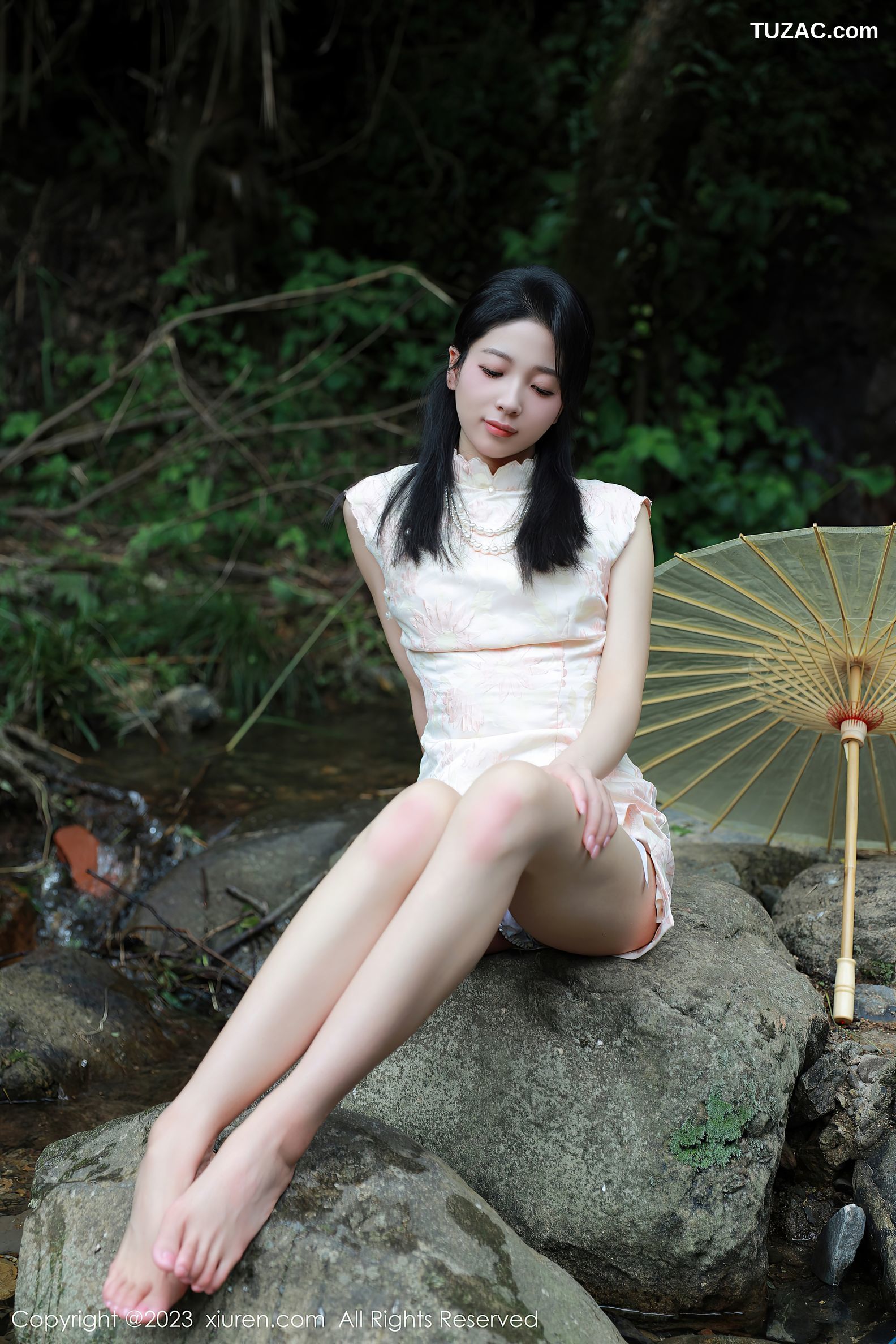 XiuRen秀人网-7234-糖豆sisi-户外溪边纸伞短旗袍白色内衣-2023.08.15