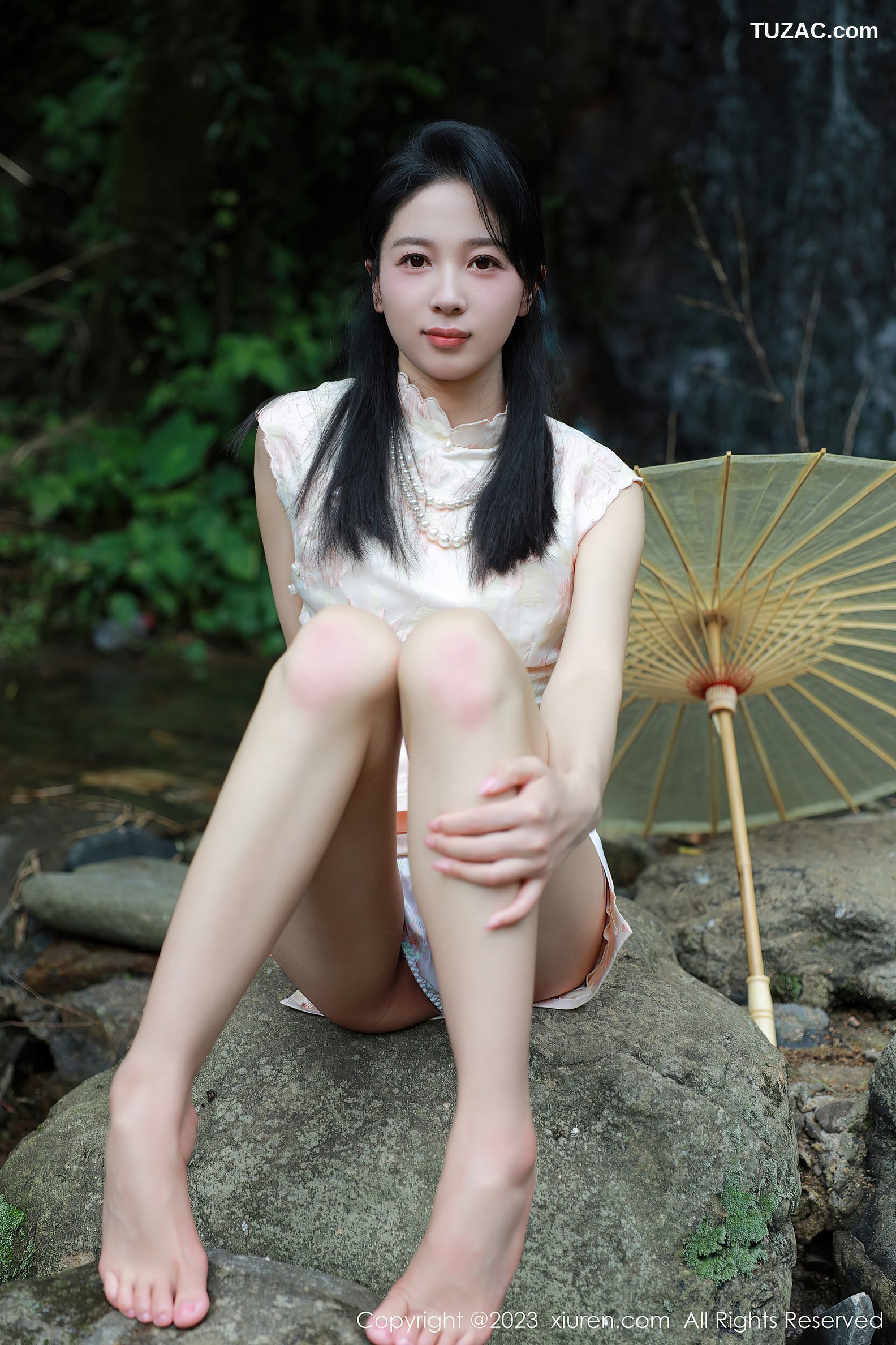 XiuRen秀人网-7234-糖豆sisi-户外溪边纸伞短旗袍白色内衣-2023.08.15