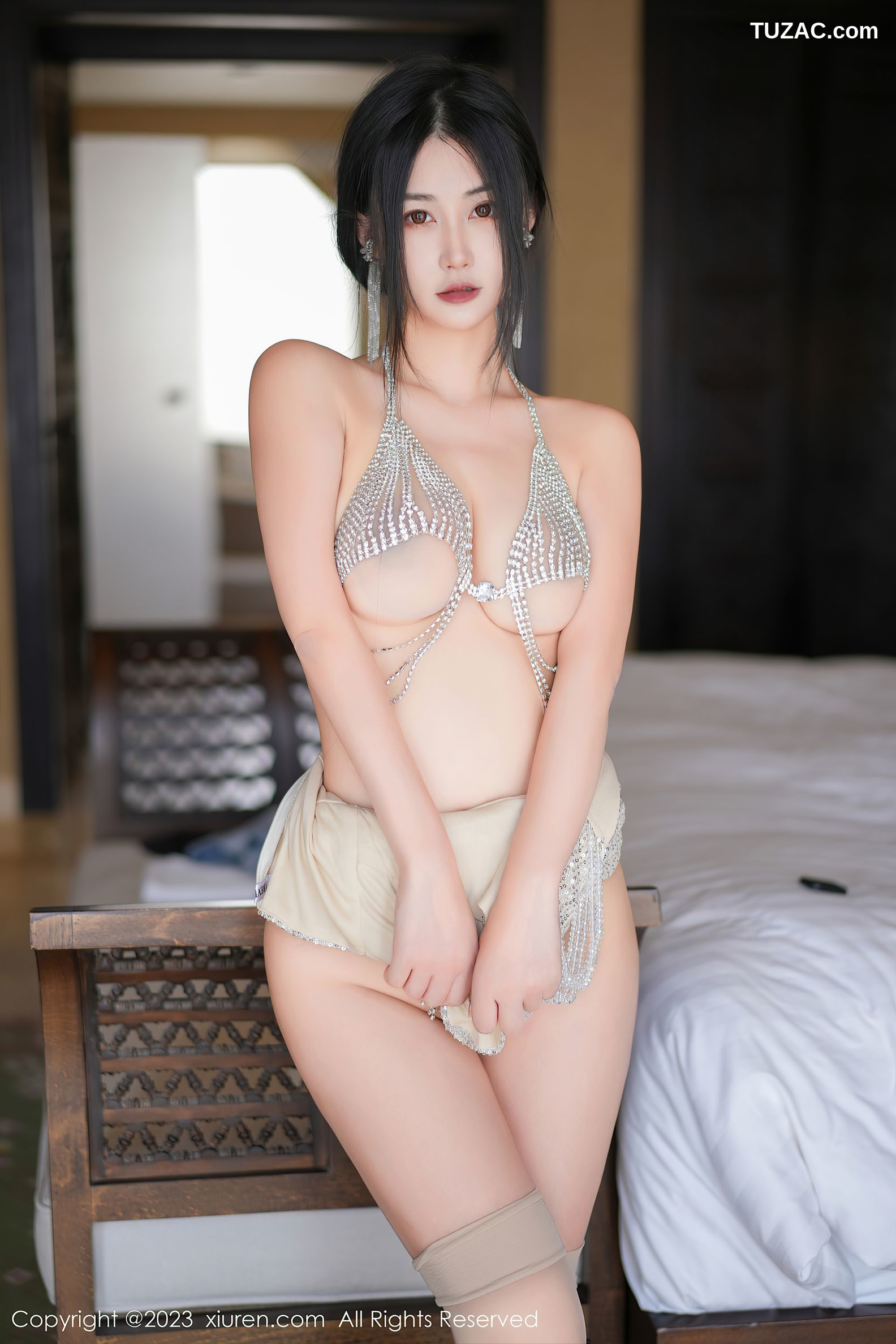 XiuRen秀人网-7244-laura阿姣-银色连衣短裙珠链式内衣-2023.08.17