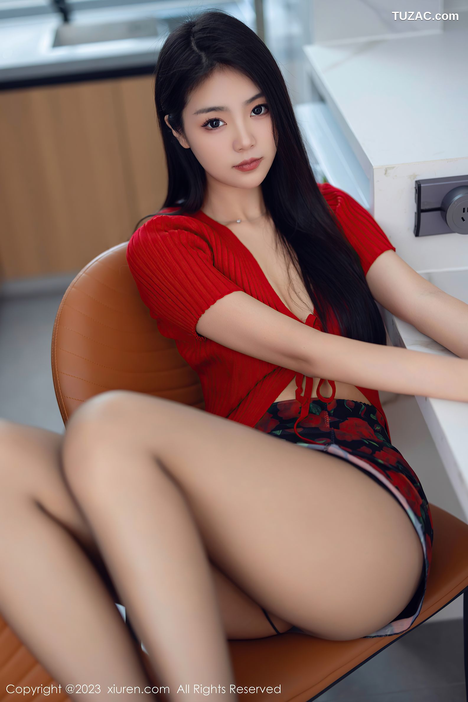 XiuRen秀人网-7249-可樂Vicky-红衫黑短裙原色丝袜-2023.08.18