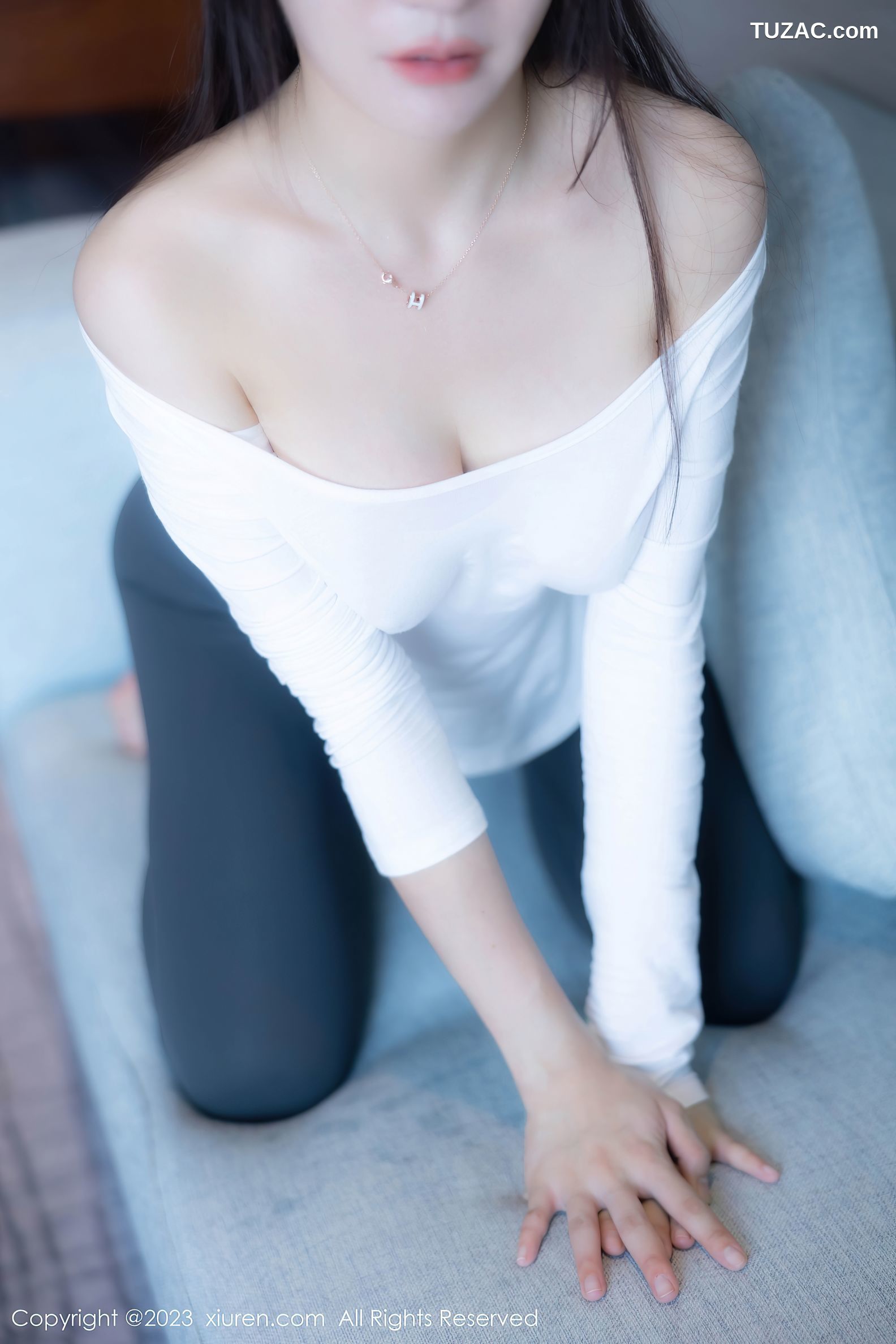XiuRen秀人网-7370-唐宁宁-白T深绿瑜伽裤美腿-2023.09.12