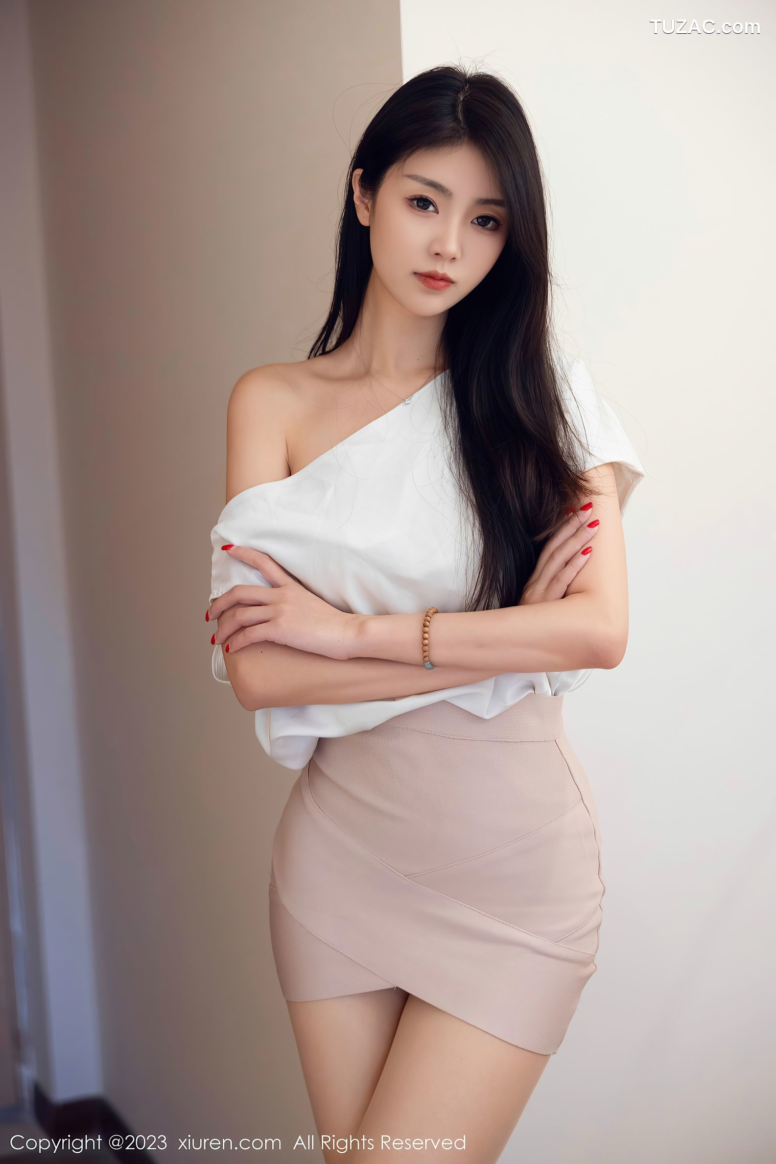 XiuRen秀人网-7457-可樂Vicky-白T米色短裙原色丝袜-2023.09.28