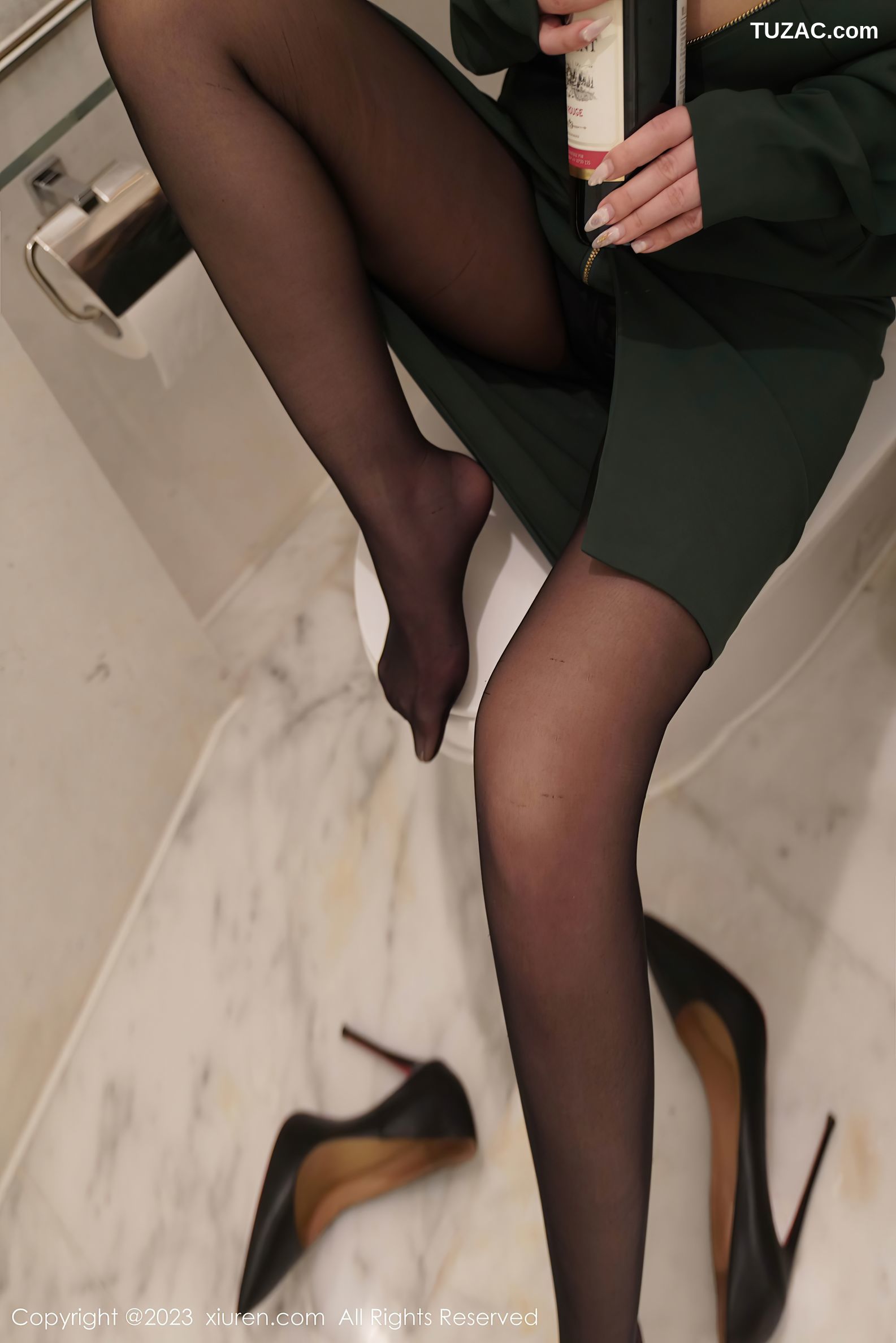 XiuRen秀人网-7553-月野兔美妞-墨绿色连衣外套黑色内衣黑丝-2023.10.24