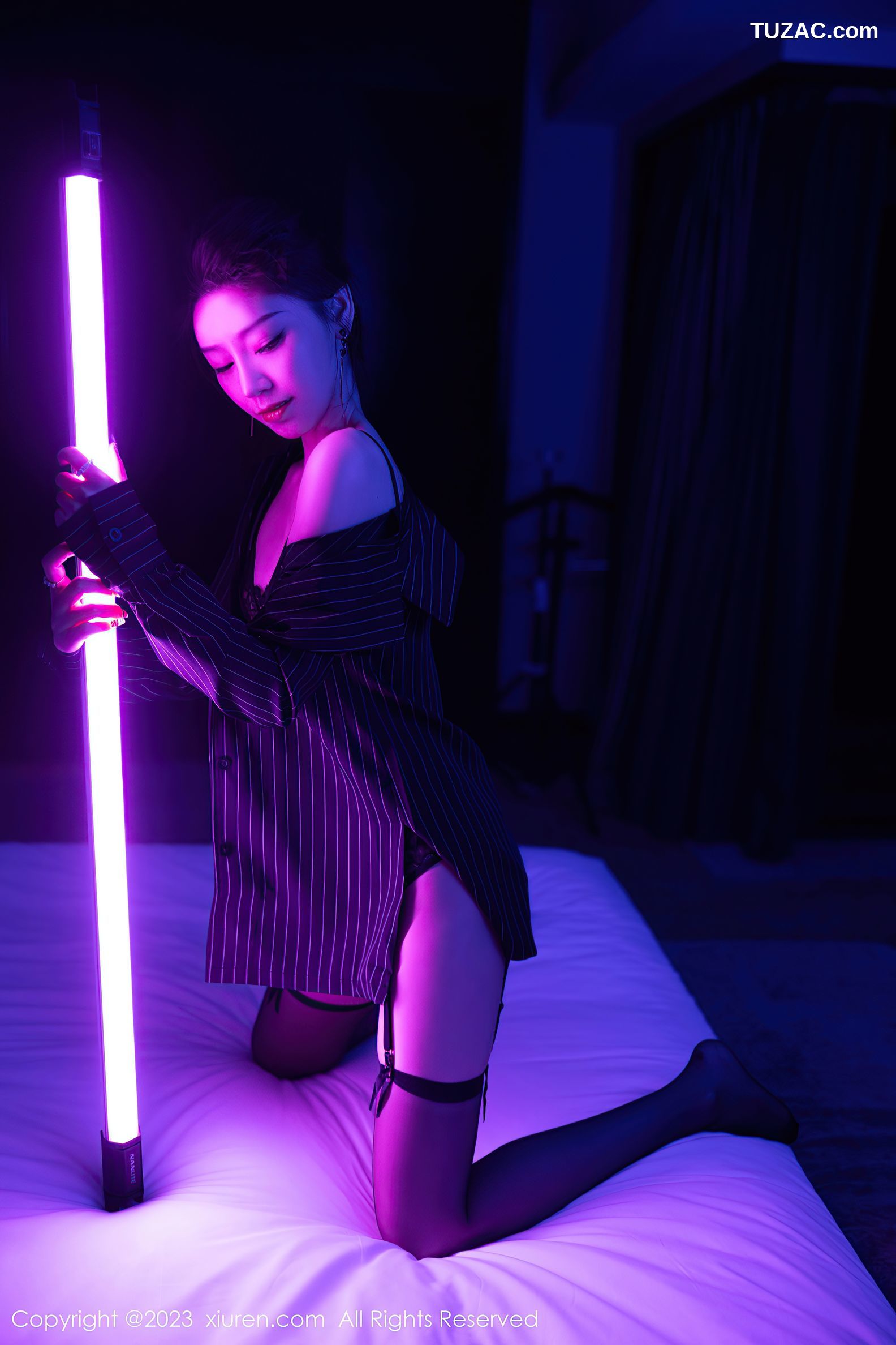 XiuRen秀人网-7611-苏曼兮-黑色条纹职业装黑色情趣内衣黑丝-2023.11.03