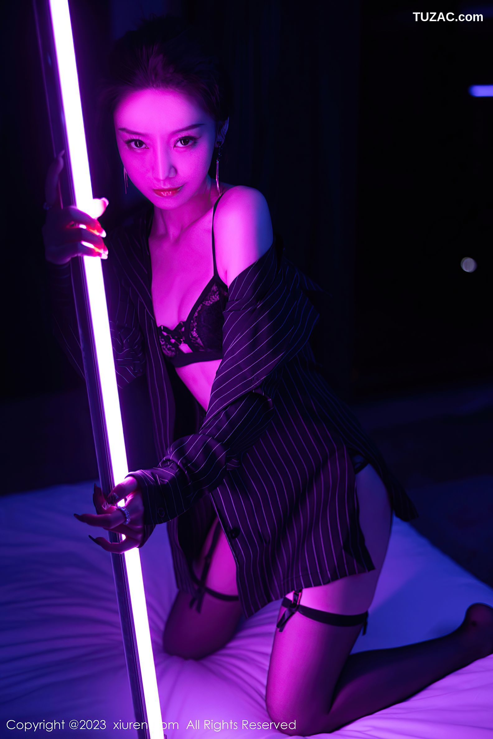 XiuRen秀人网-7611-苏曼兮-黑色条纹职业装黑色情趣内衣黑丝-2023.11.03