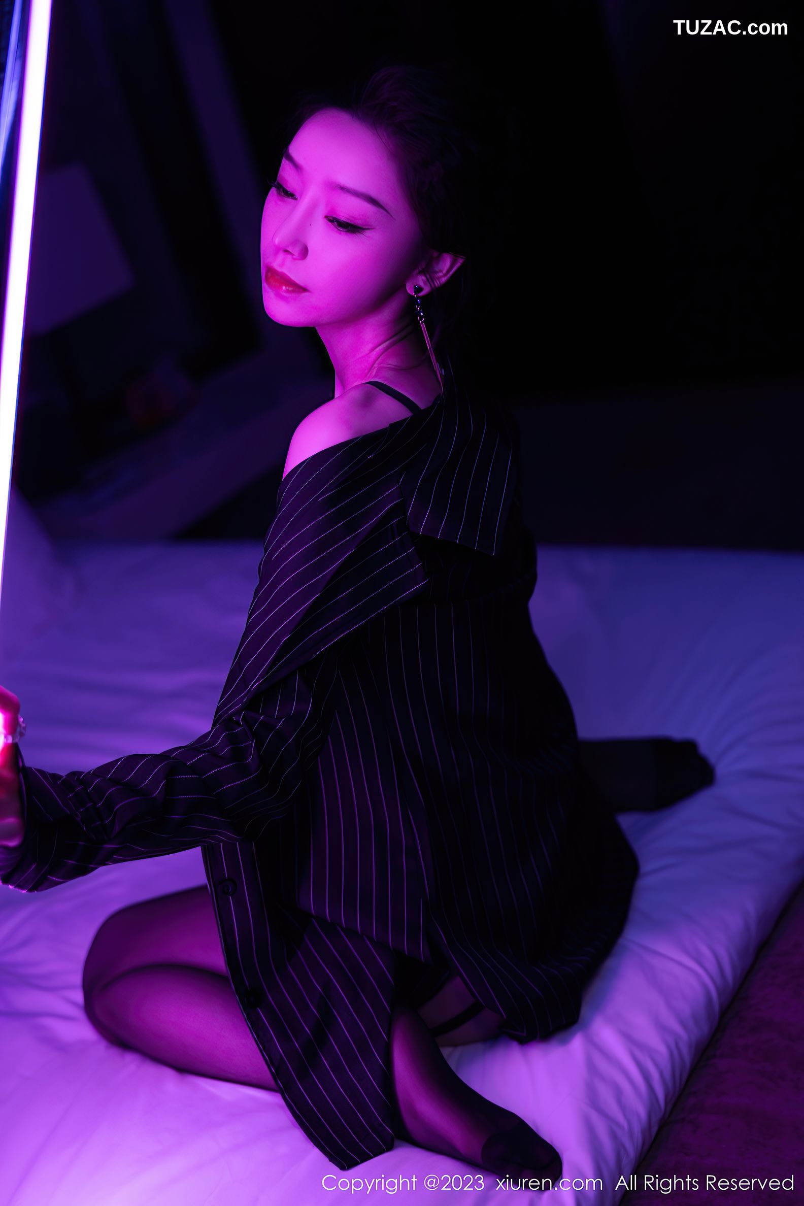 XiuRen秀人网-7611-苏曼兮-黑色条纹职业装黑色情趣内衣黑丝-2023.11.03