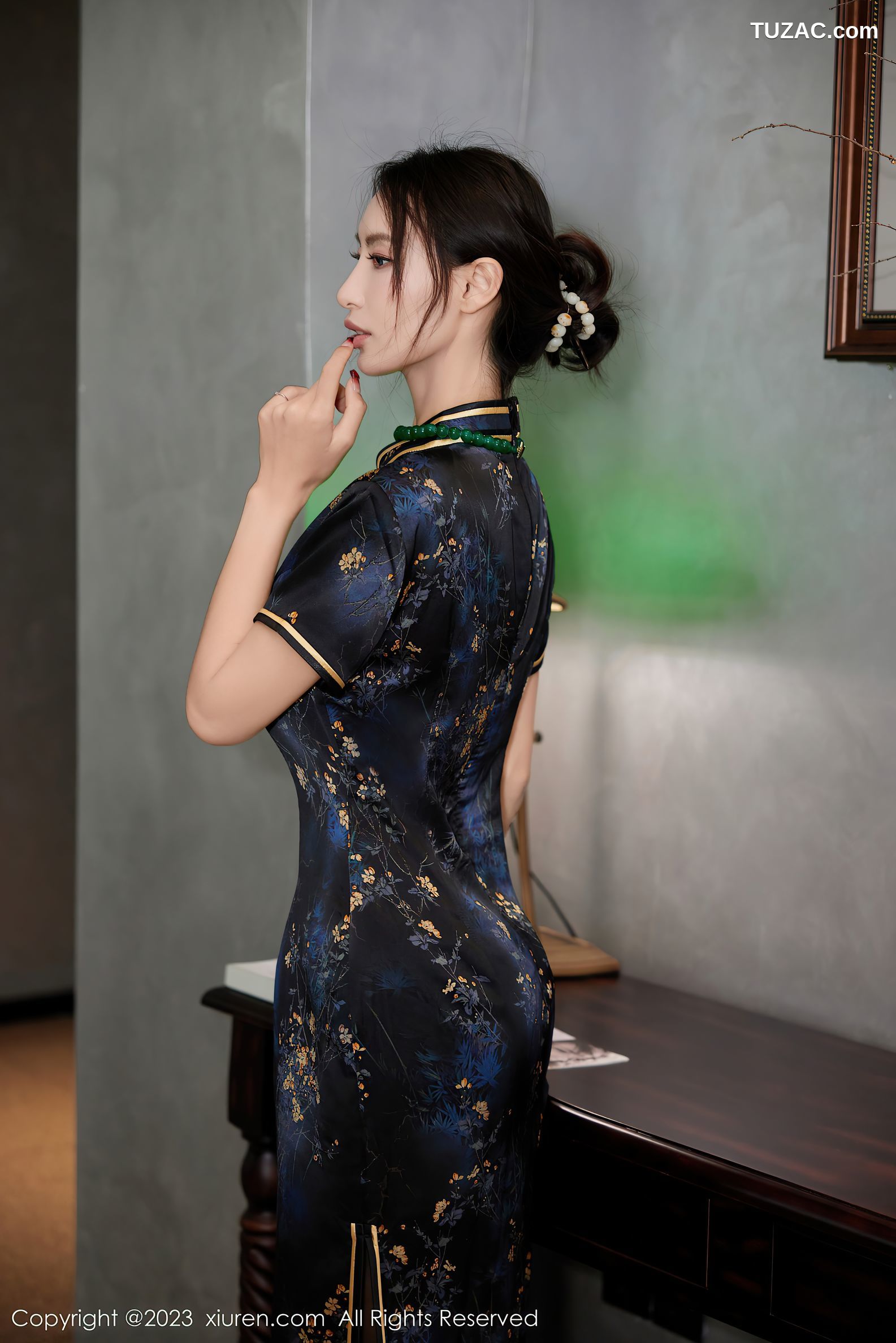 XiuRen秀人网-7656-lingyu69-黑色旗袍黑丝美腿-2023.11.14