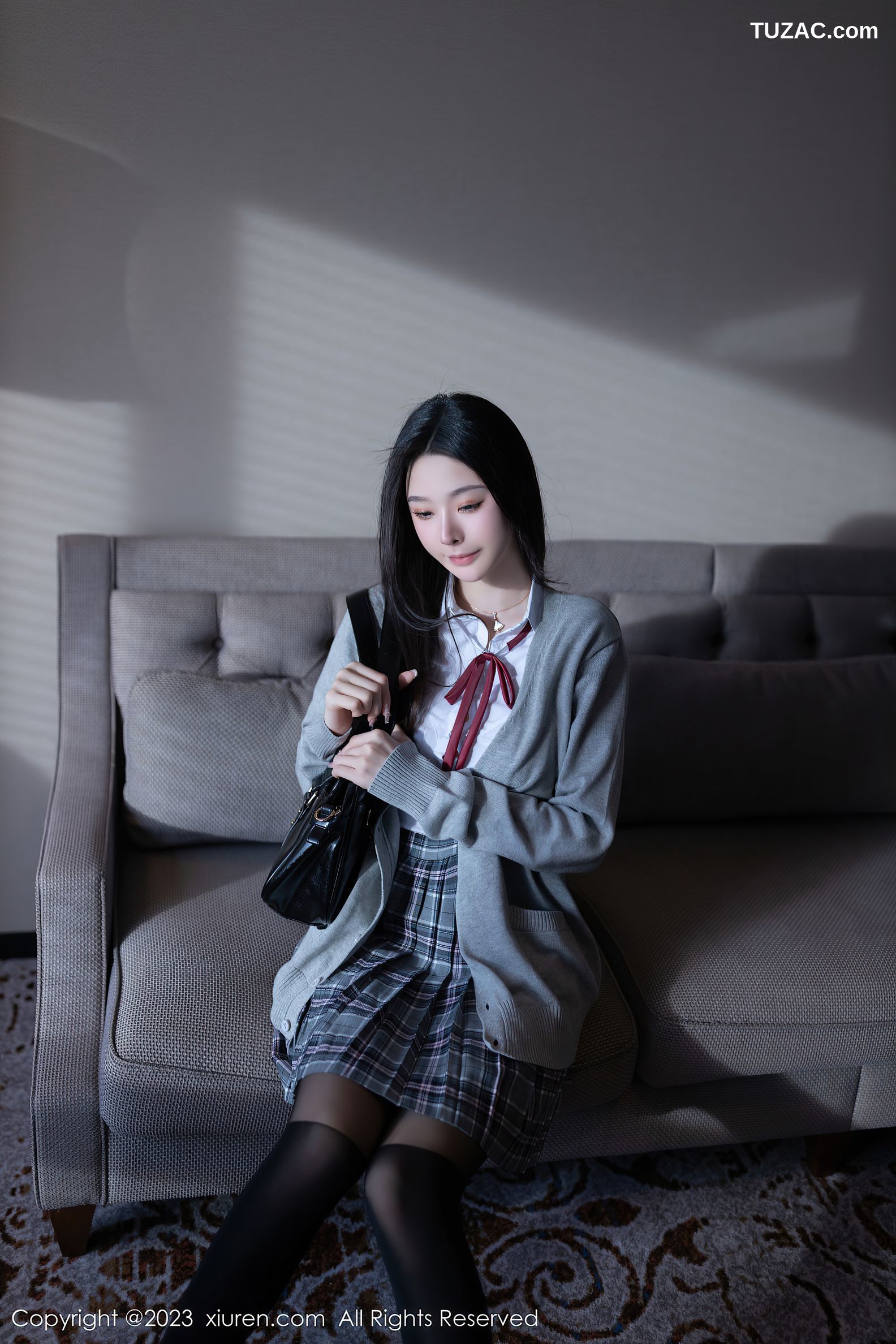 XiuRen秀人网-7809-小逗逗-白衬衫格子裙学生服黑丝-2023.12.14