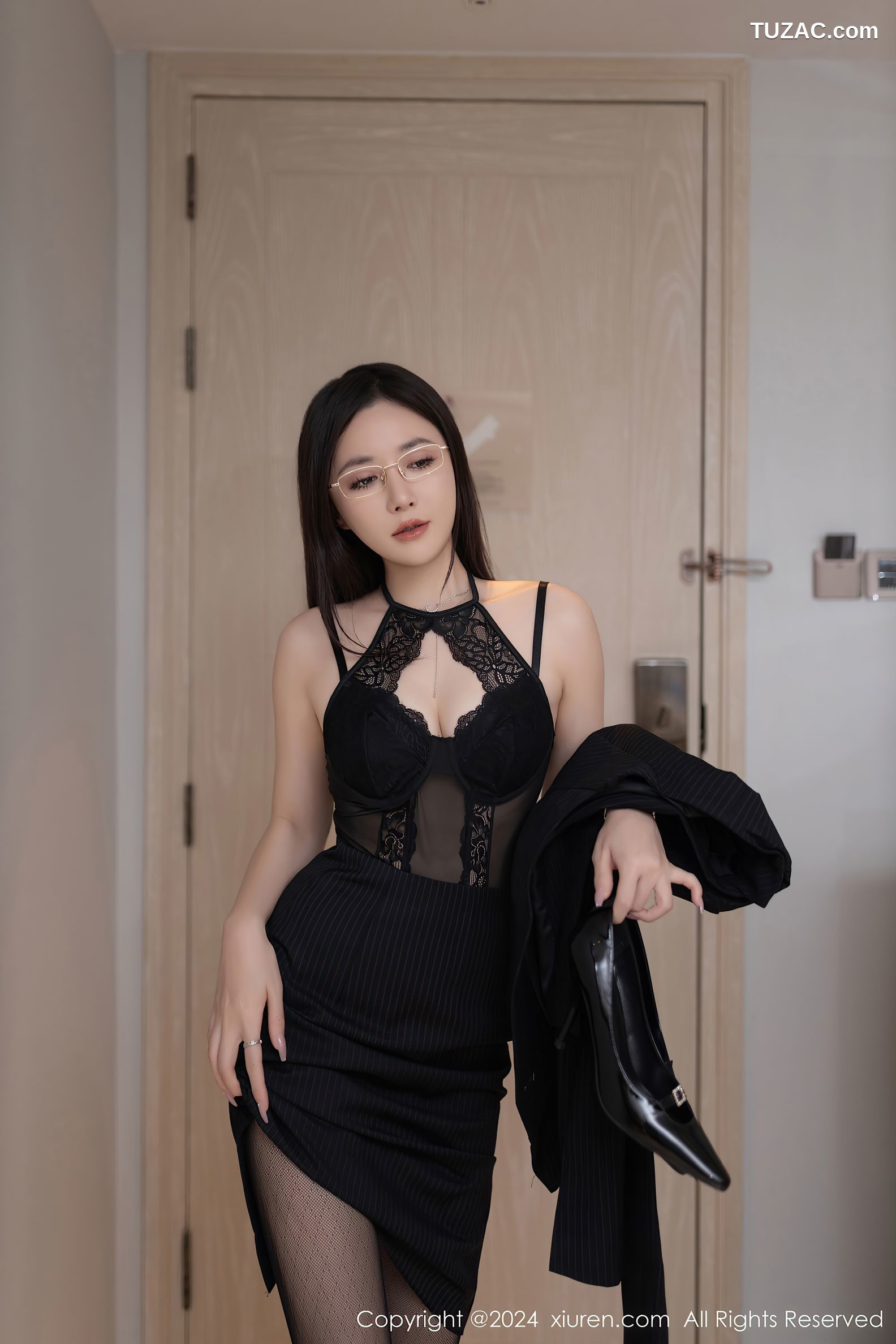 XiuRen秀人网-7992-鱼子酱Fish-OL黑色裙装黑色蕾丝情趣内衣黑丝-2024.01.19