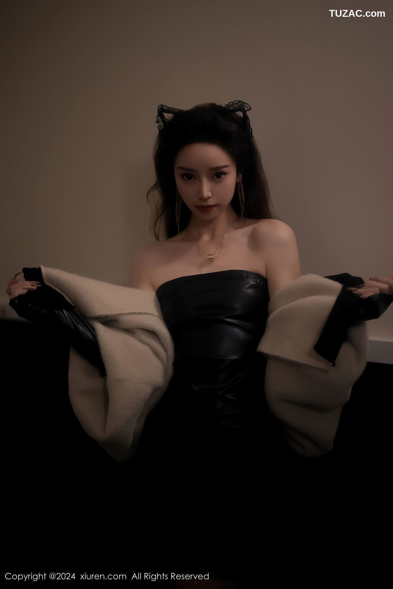 XiuRen秀人网-8049-苏曼兮-黑色露肩连衣短皮裙黑丝-2024.02.01