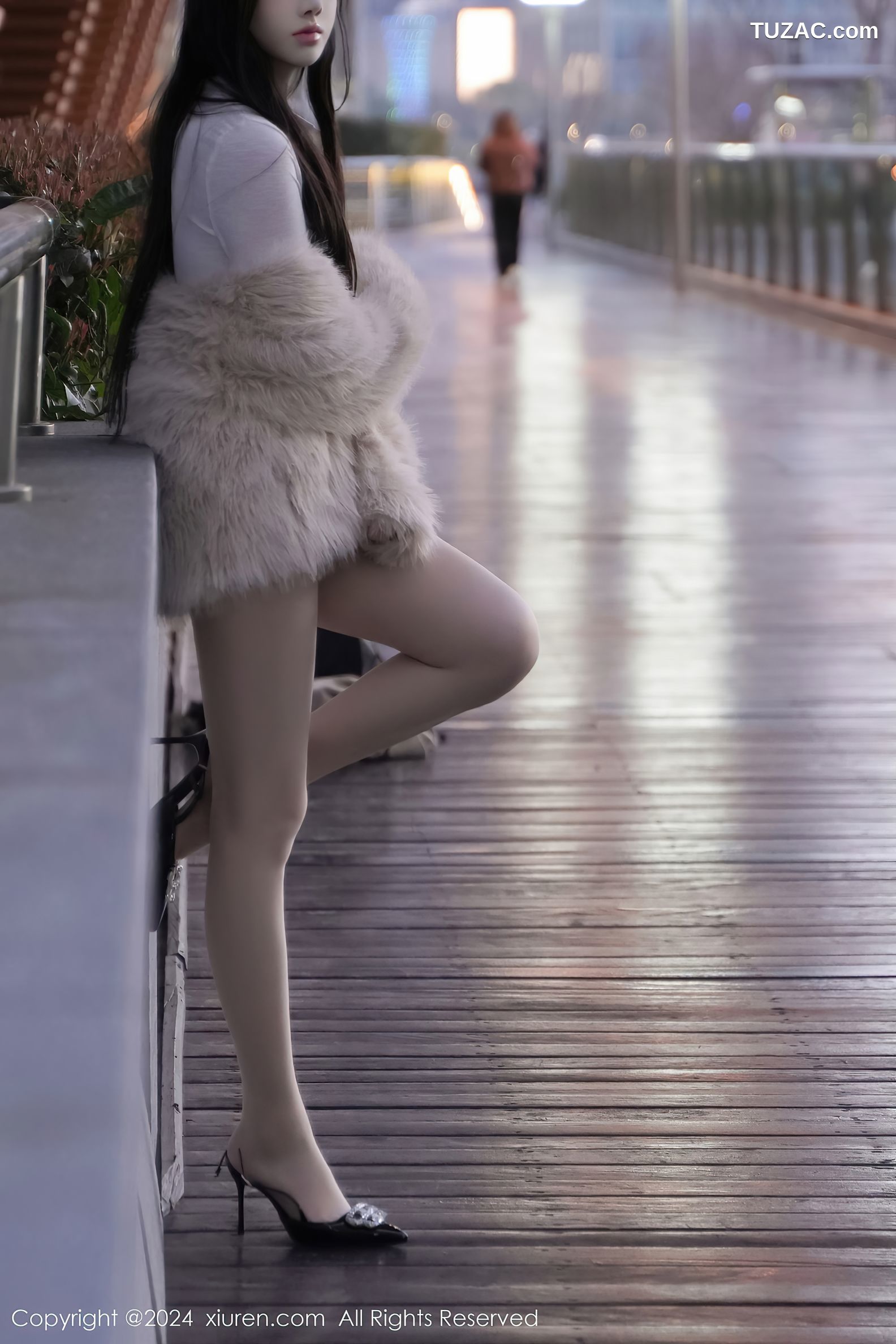 XiuRen秀人网-8261-龙雪儿-白衬衫牛仔热裤肉丝-2024.03.20