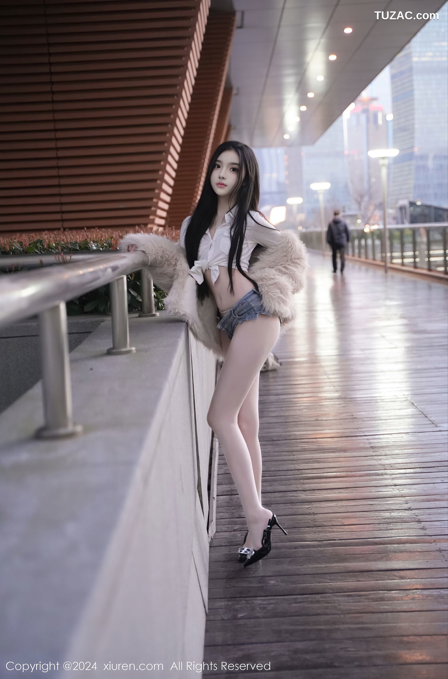 XiuRen秀人网-8261-龙雪儿-白衬衫牛仔热裤肉丝-2024.03.20