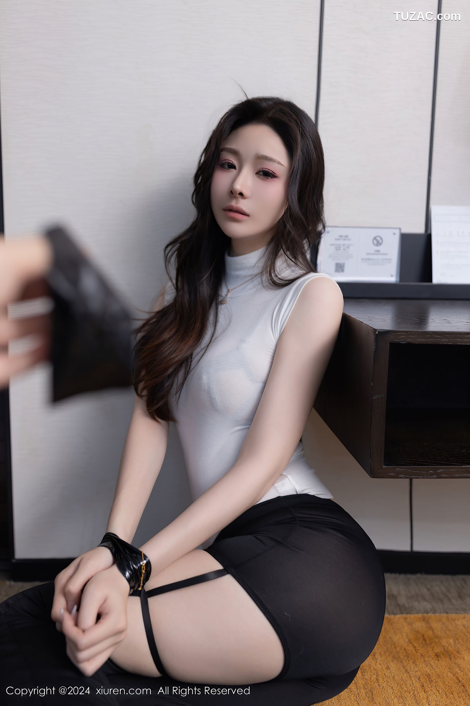 XiuRen秀人网-8270-小逗逗-白T黑色情趣服迷奸剧情-2024.03.21