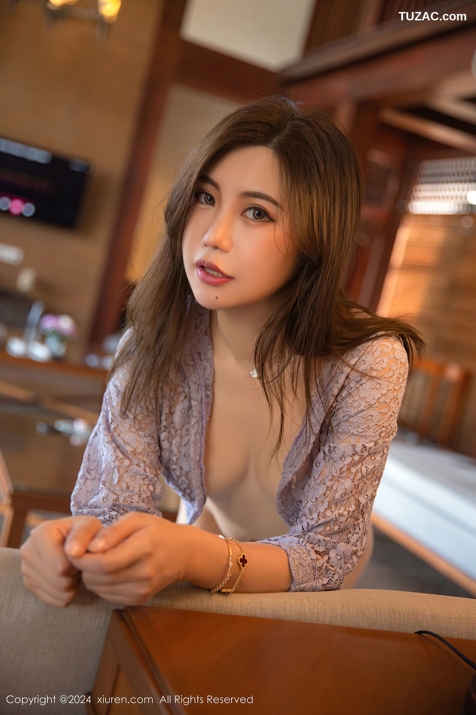 XiuRen秀人网-8299-绮里嘉ula-约会场景蓝花衬衫白短裙肉丝-2024.03.27