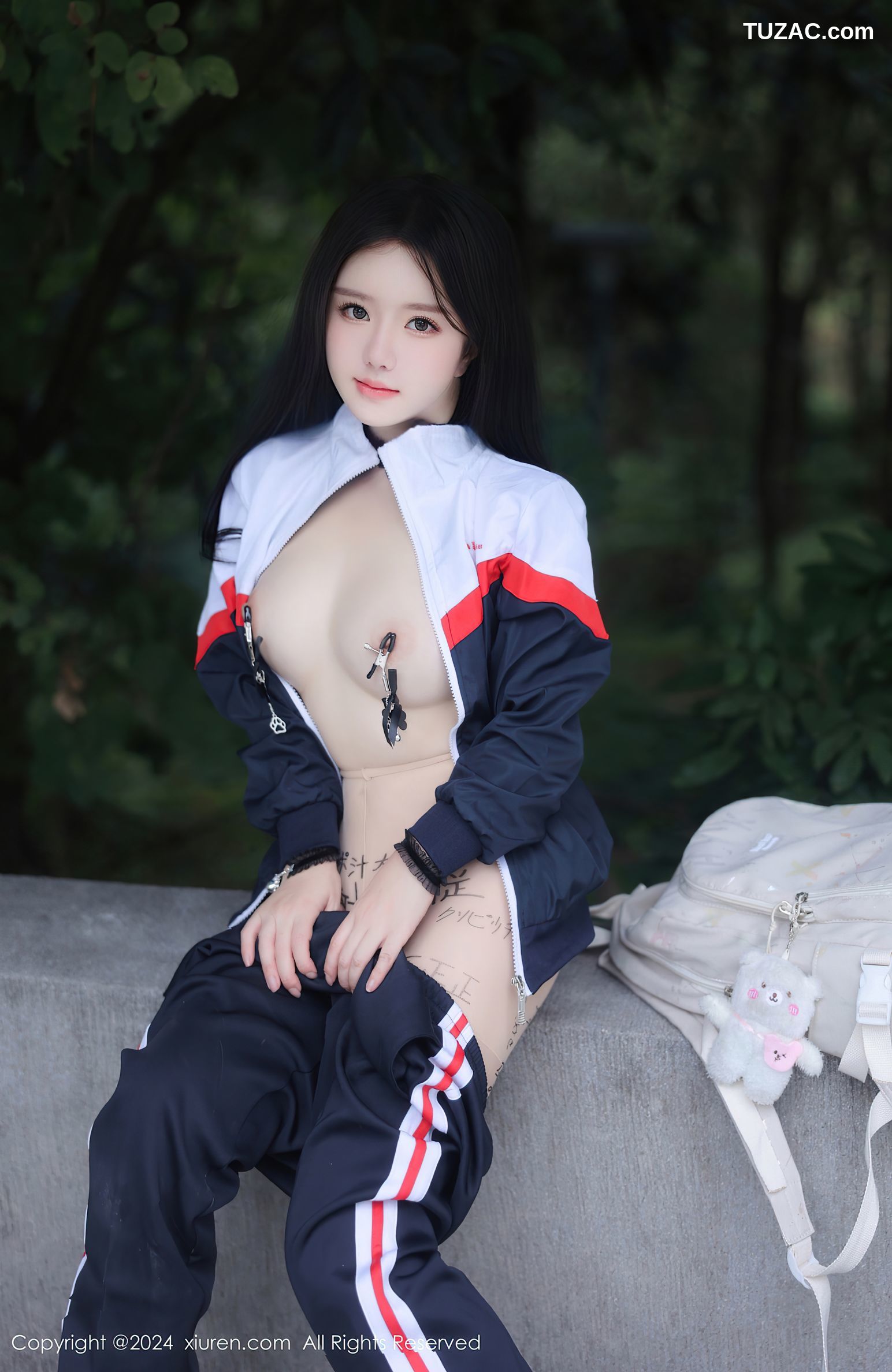 XiuRen秀人网-8335-小薯条nienie-澳门旅拍-灰白学生运动装爆乳调教-2024.04.02