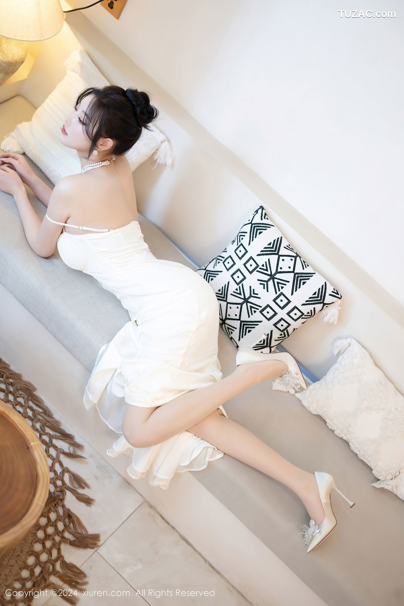 XiuRen秀人网-8538-杨晨晨Yome-白色吊带长裙白色丝袜-2024.05.14