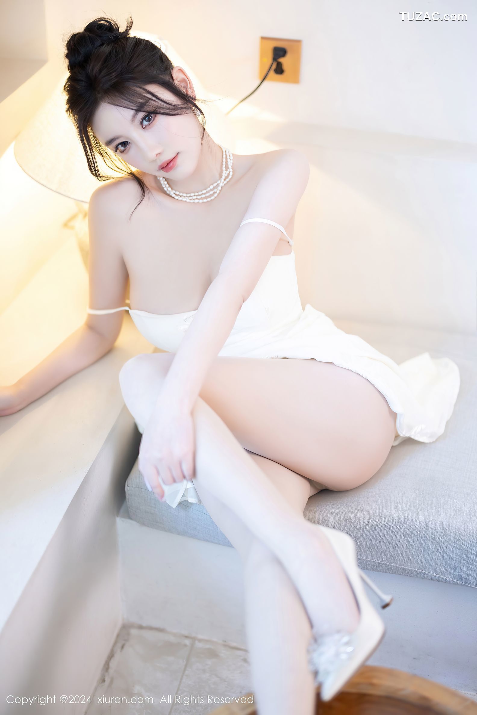 XiuRen秀人网-8538-杨晨晨Yome-白色吊带长裙白色丝袜-2024.05.14