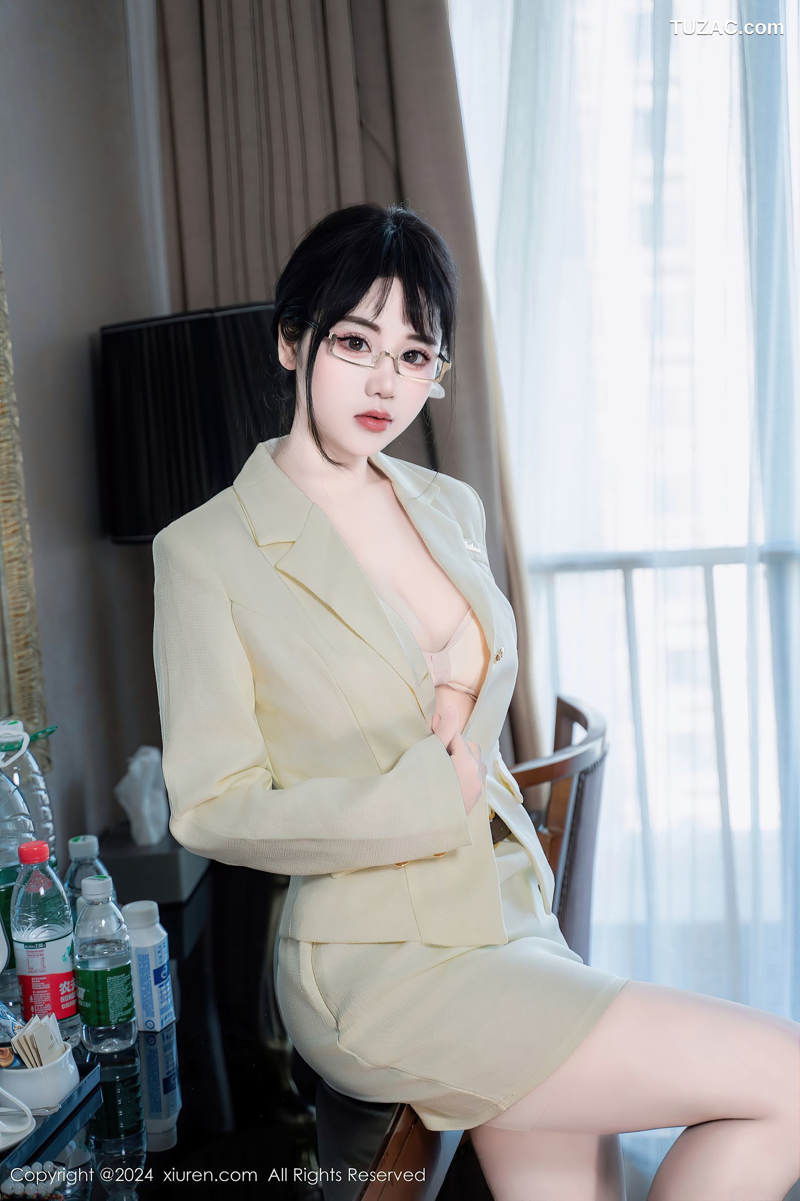 XiuRen秀人网-8717-汐汐爱吃草莓-OL牙青色职业装爆乳绑缚-2024.06.18