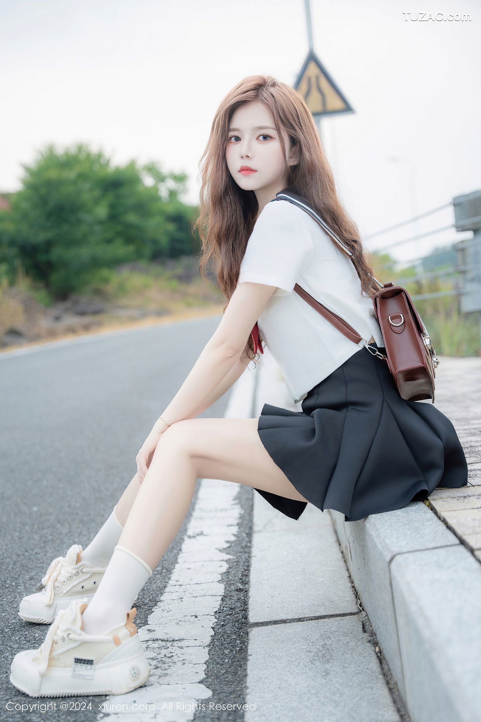 XiuRen秀人网-8948-拍黄瓜girl-首套-学生装水手服深灰短裙-2024.08.01