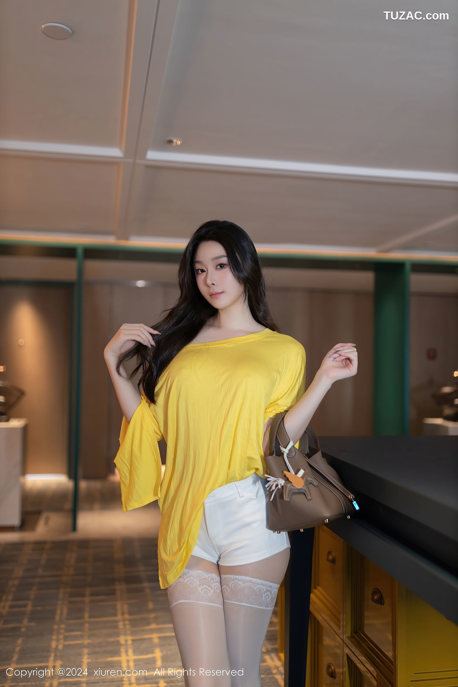 XiuRen秀人网-9019-小逗逗-杏黄色Txu白短裤白色丝袜-2024.08.15