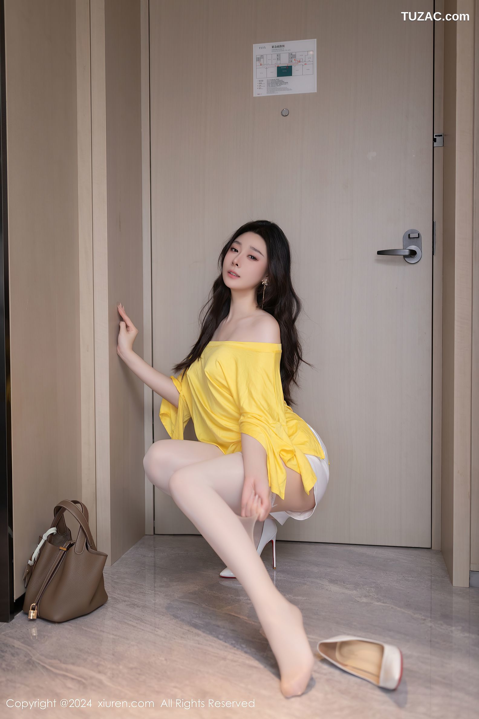 XiuRen秀人网-9019-小逗逗-杏黄色Txu白短裤白色丝袜-2024.08.15