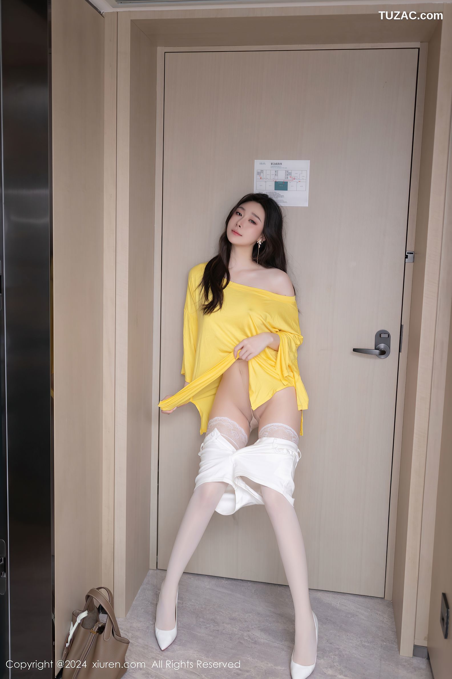 XiuRen秀人网-9019-小逗逗-杏黄色Txu白短裤白色丝袜-2024.08.15