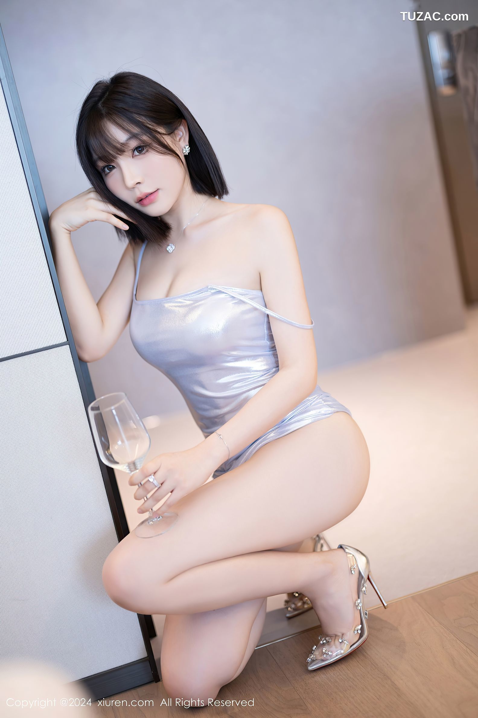 XiuRen秀人网-9020-徐莉芝Booty-白色连衣短裙-银色吊带裙-2024.08.15
