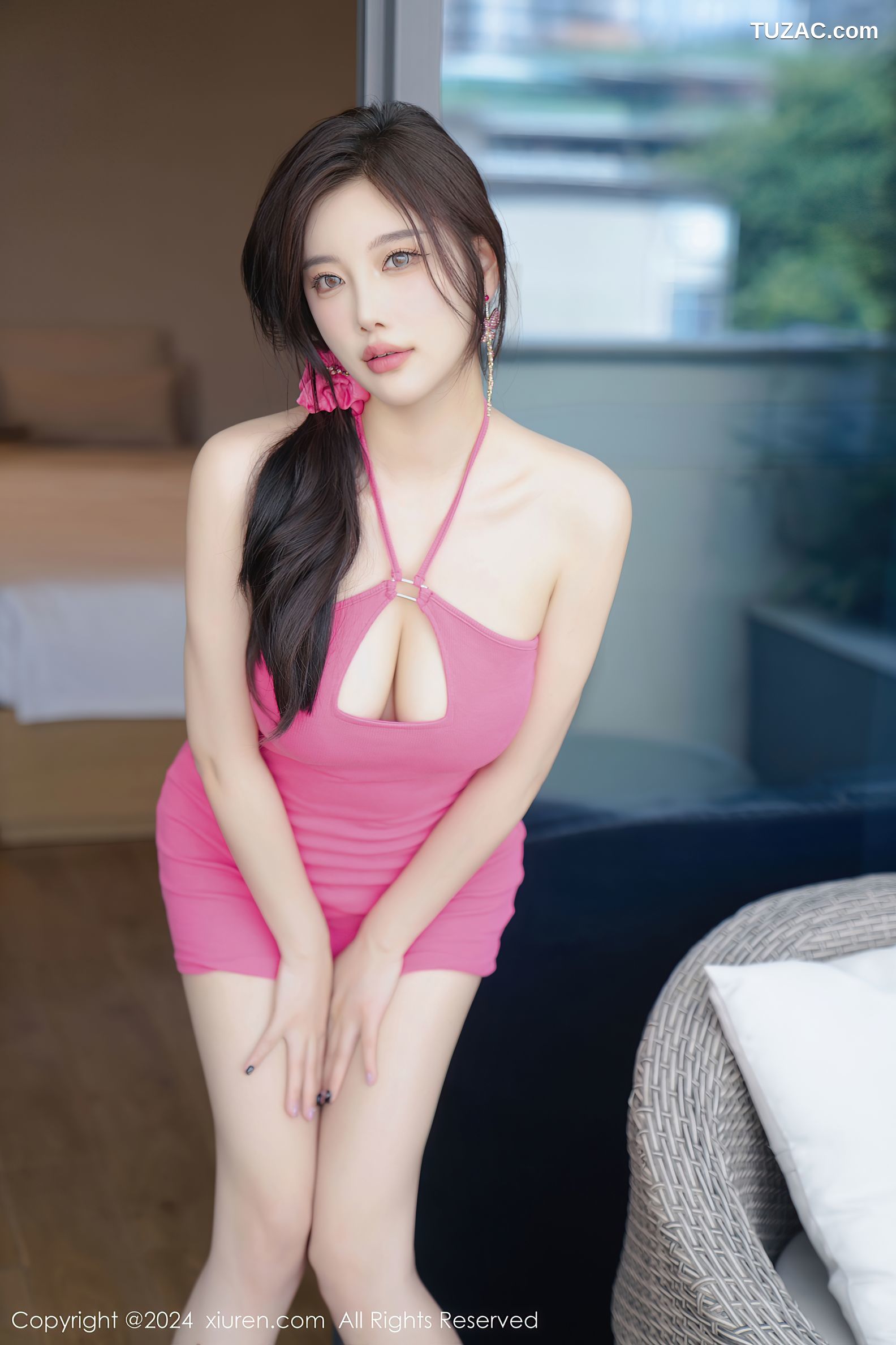 XiuRen秀人网-9042-杨晨晨Yome-粉红色露背连衣短裙-黑色情趣内衣-2024.08.20