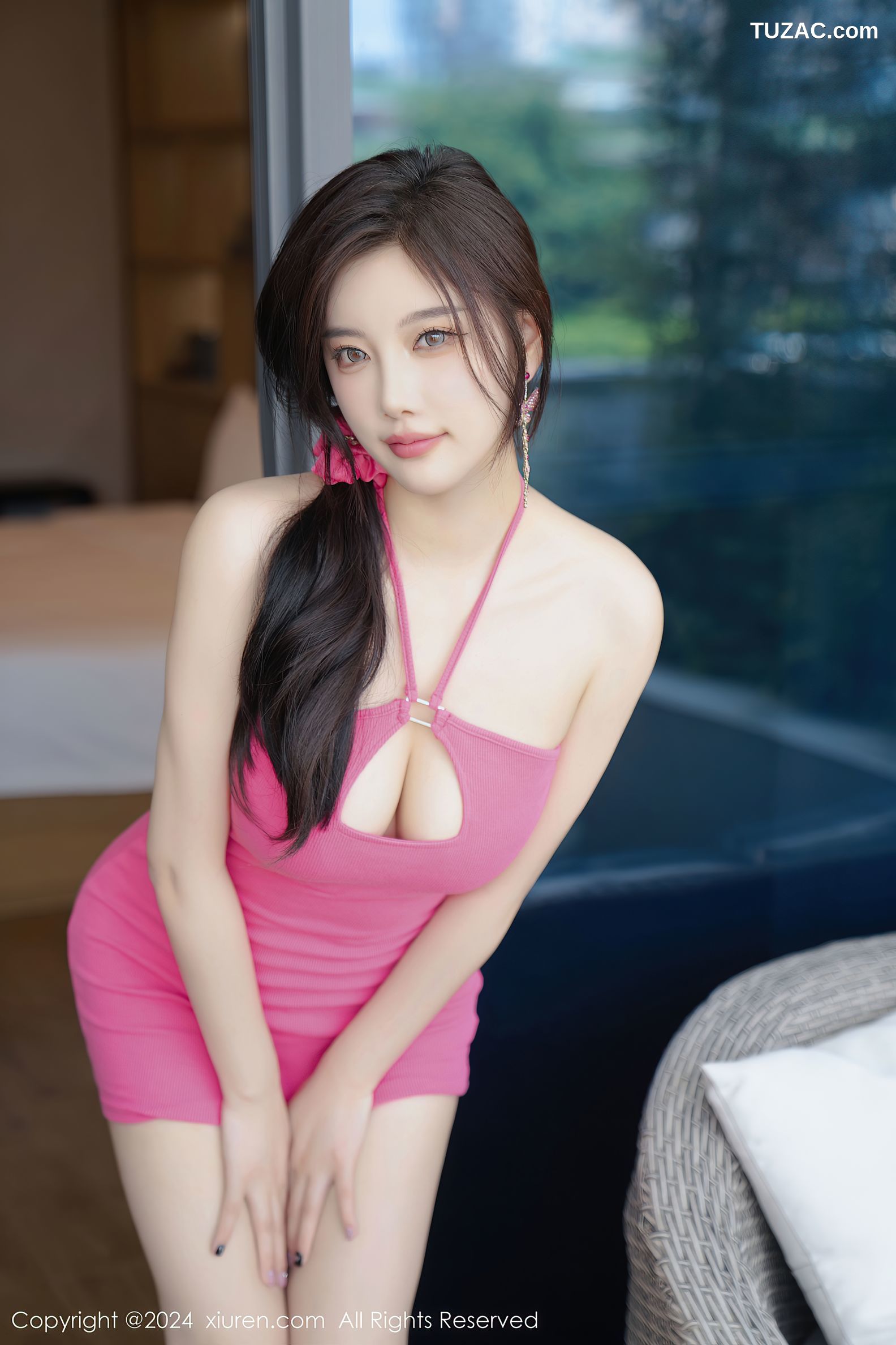 XiuRen秀人网-9042-杨晨晨Yome-粉红色露背连衣短裙-黑色情趣内衣-2024.08.20