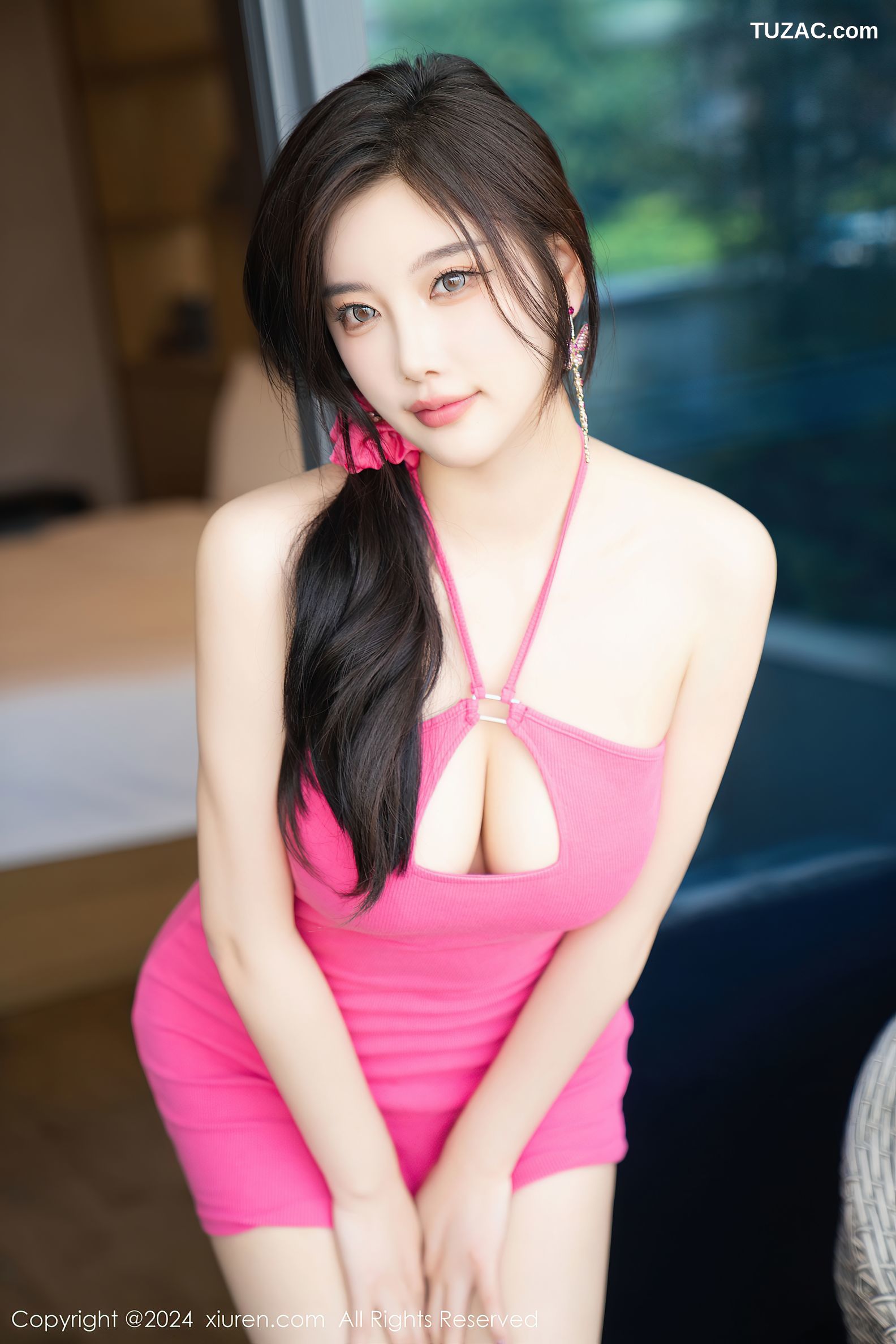 XiuRen秀人网-9042-杨晨晨Yome-粉红色露背连衣短裙-黑色情趣内衣-2024.08.20