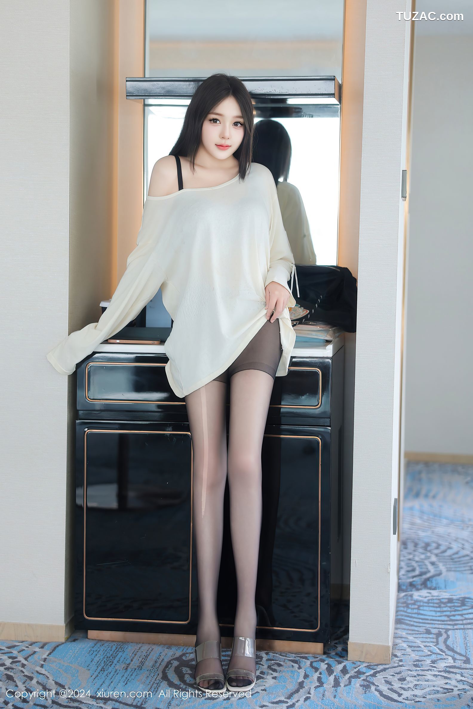 XiuRen秀人网-9089-柚柚小奶瓶-首套写真-宽松白T黑丝浴室湿身-2024.08.30